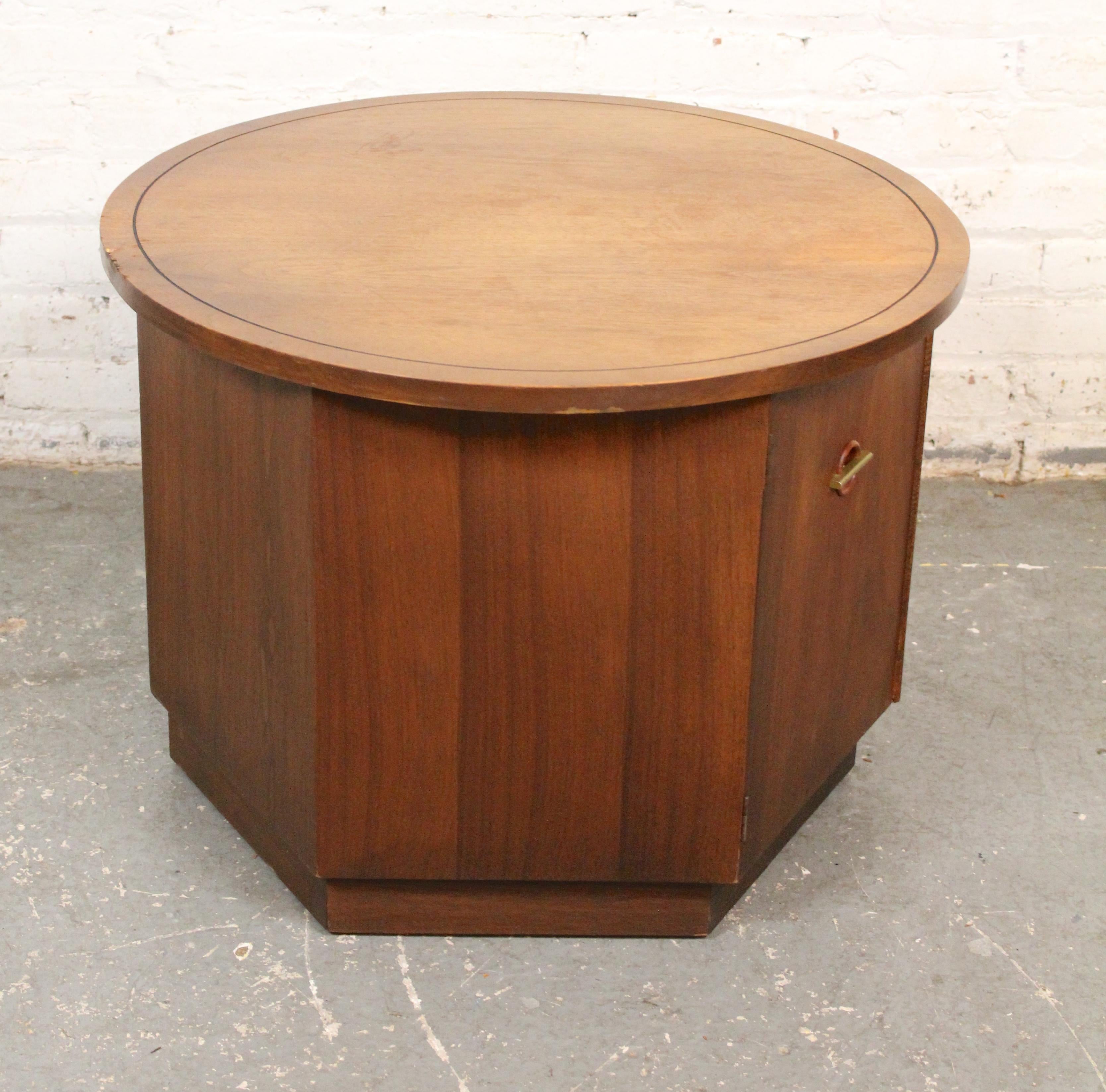 Mid-Century Vintage Amerikanischer Nussbaum Trommeltisch im Zustand „Gut“ im Angebot in Brooklyn, NY