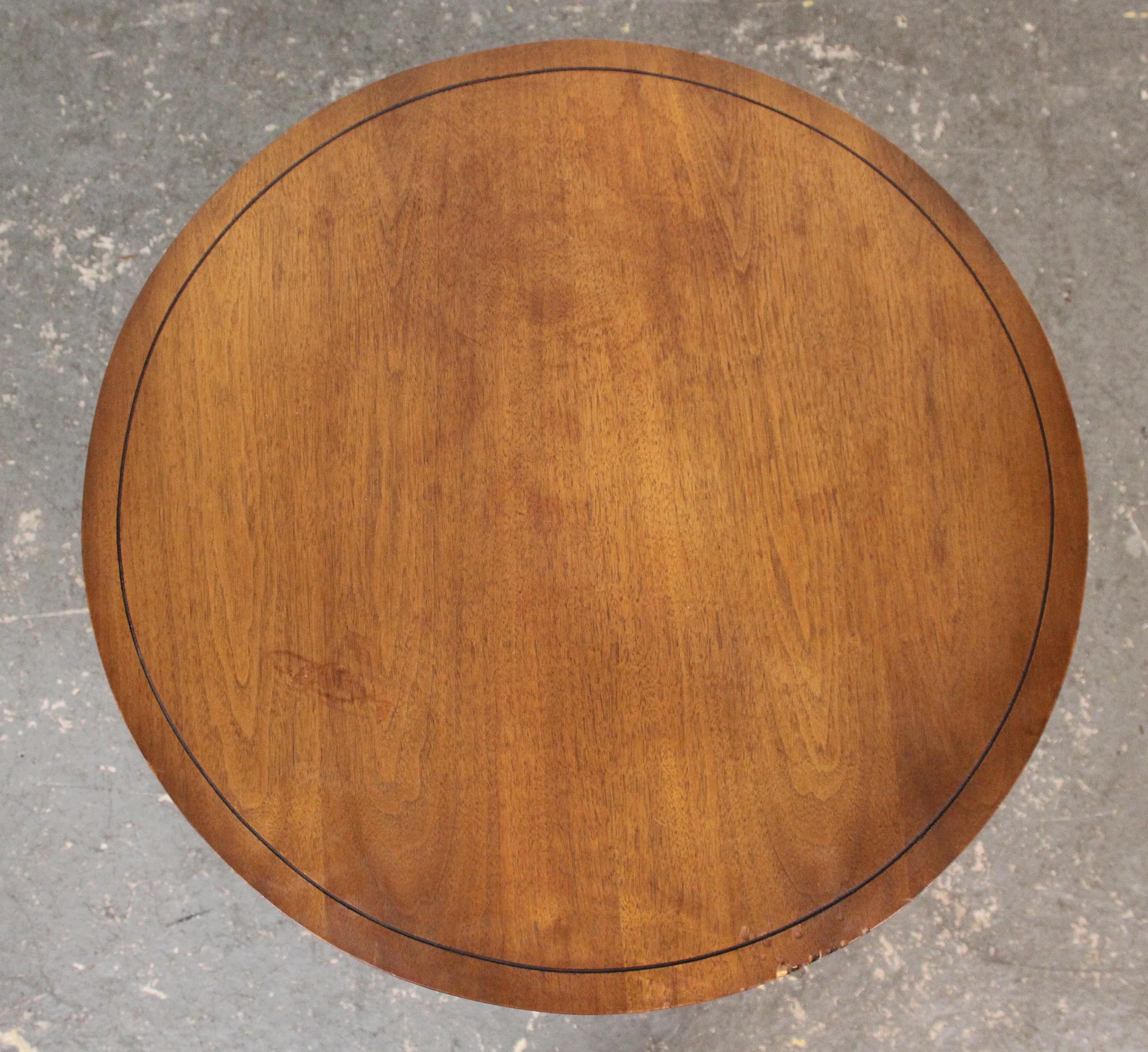 Mid-Century Vintage Amerikanischer Nussbaum Trommeltisch (20. Jahrhundert) im Angebot