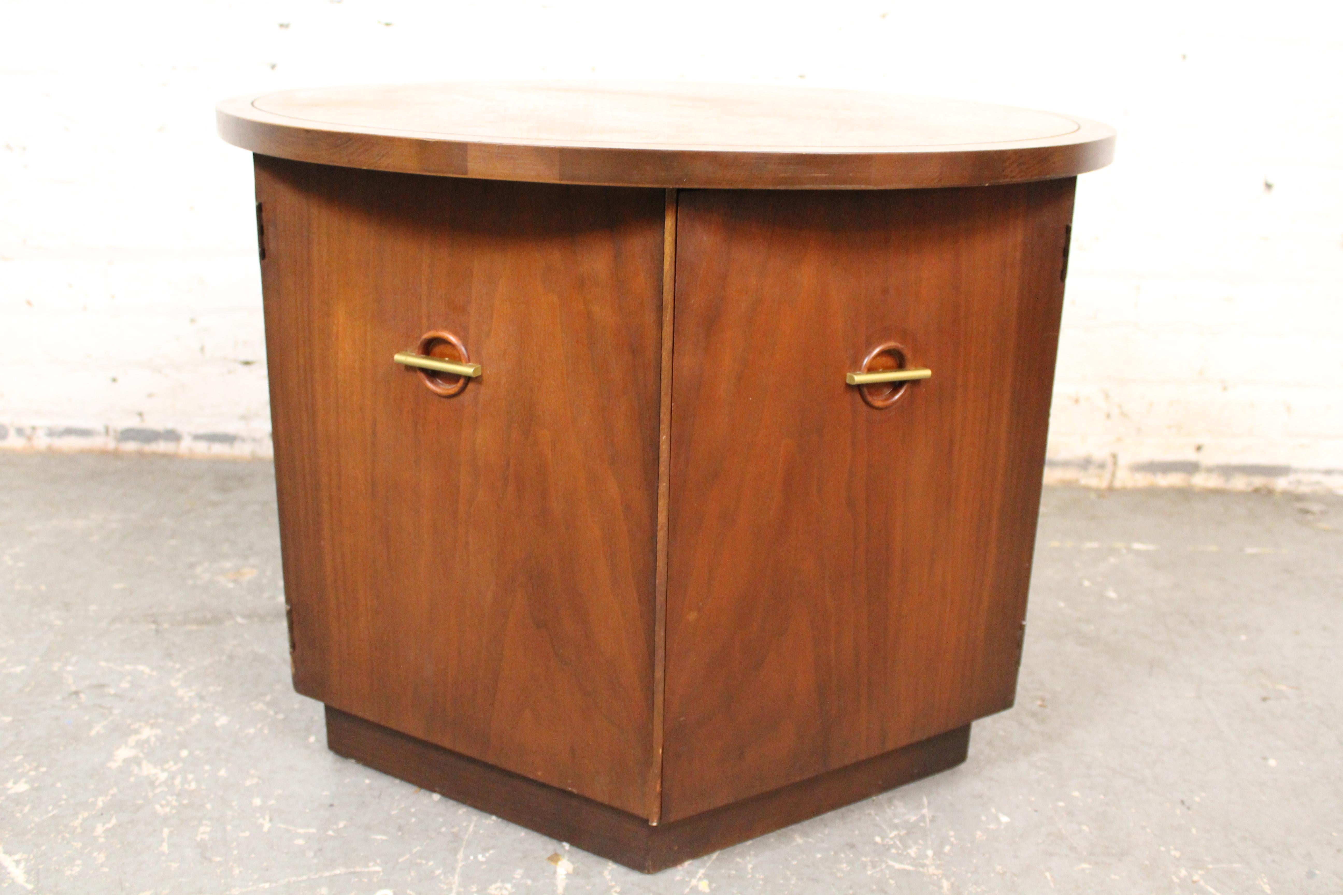 Mid-Century Vintage Amerikanischer Nussbaum Trommeltisch (Walnuss) im Angebot