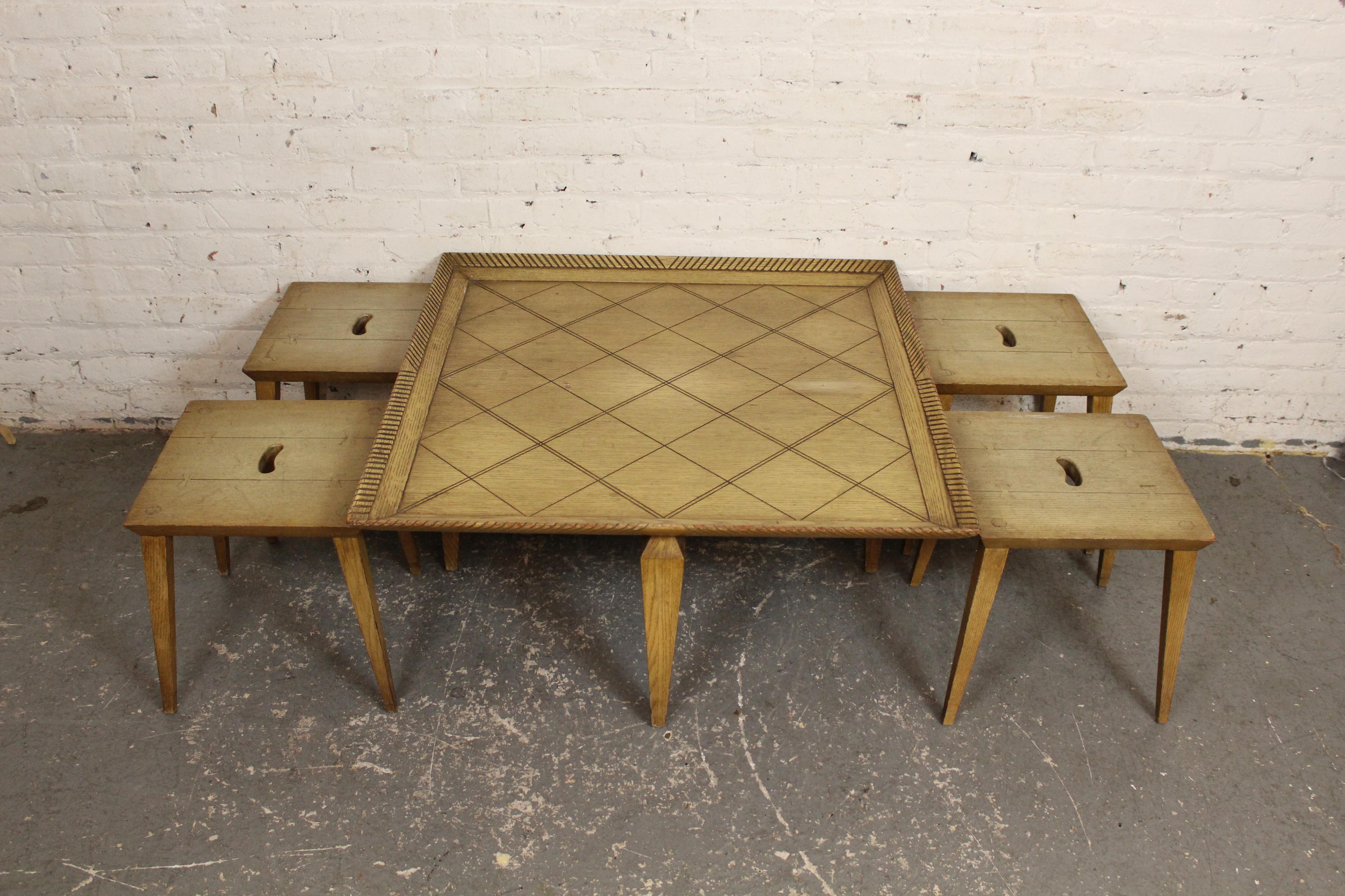 Dieses einzigartige Couchtisch-Set verfügt über 4 verstaubare Hocker für zusätzliche Sitzgelegenheiten oder Tischbedienung. Attraktives Kreuzmuster auf dem Tisch und Schmetterlingsraster auf den Hockern.
Hocker 14,5 
