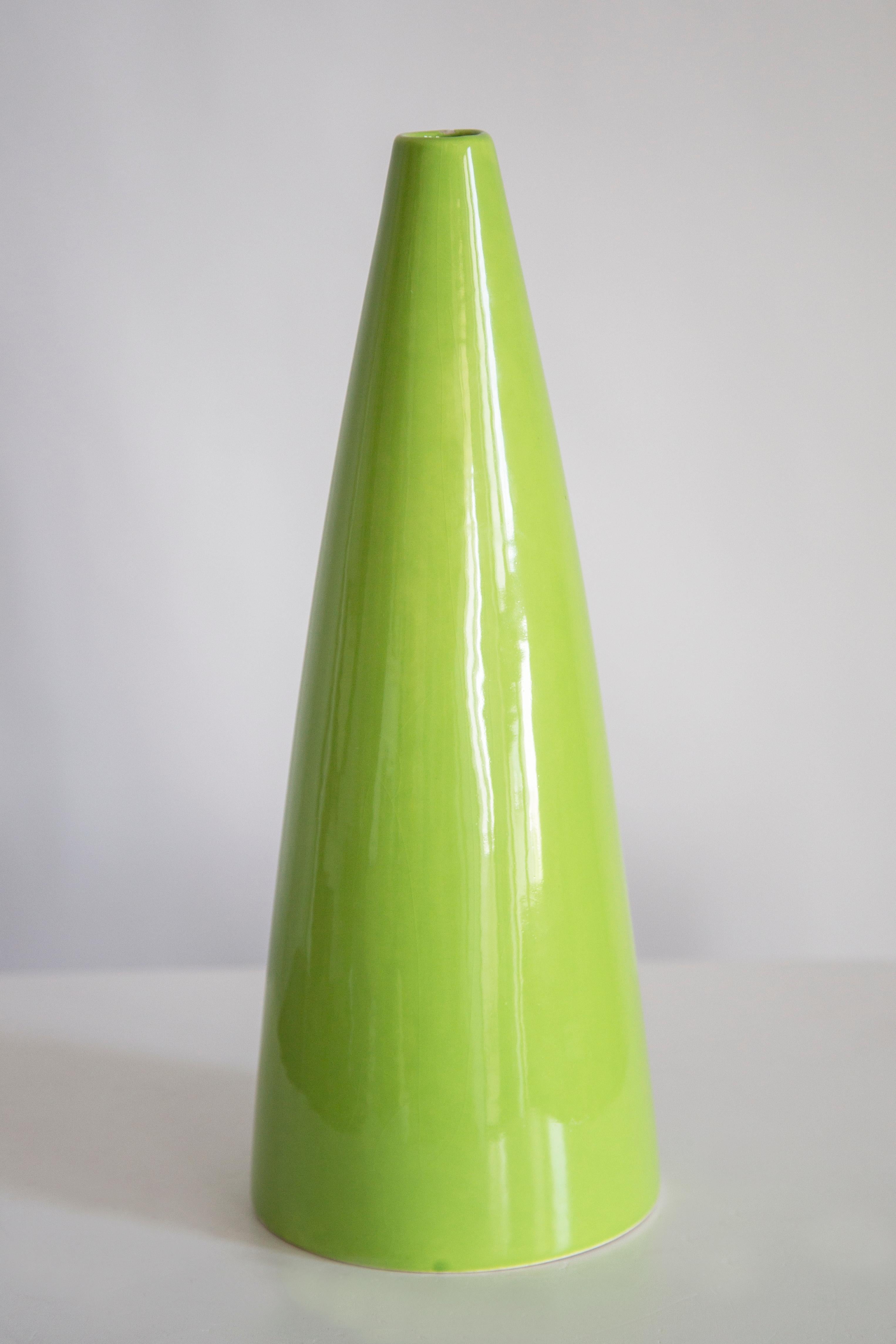 Vaso in vetro Artistics
Autore: Vetreria decorativa Watra

Anno di creazione: seconda metà del XX secolo

Informazioni: ceramica, modellata a mano
altezza: 32 cm, giro: 12 cm, ottime condizioni.

Un solo pezzo unico. 