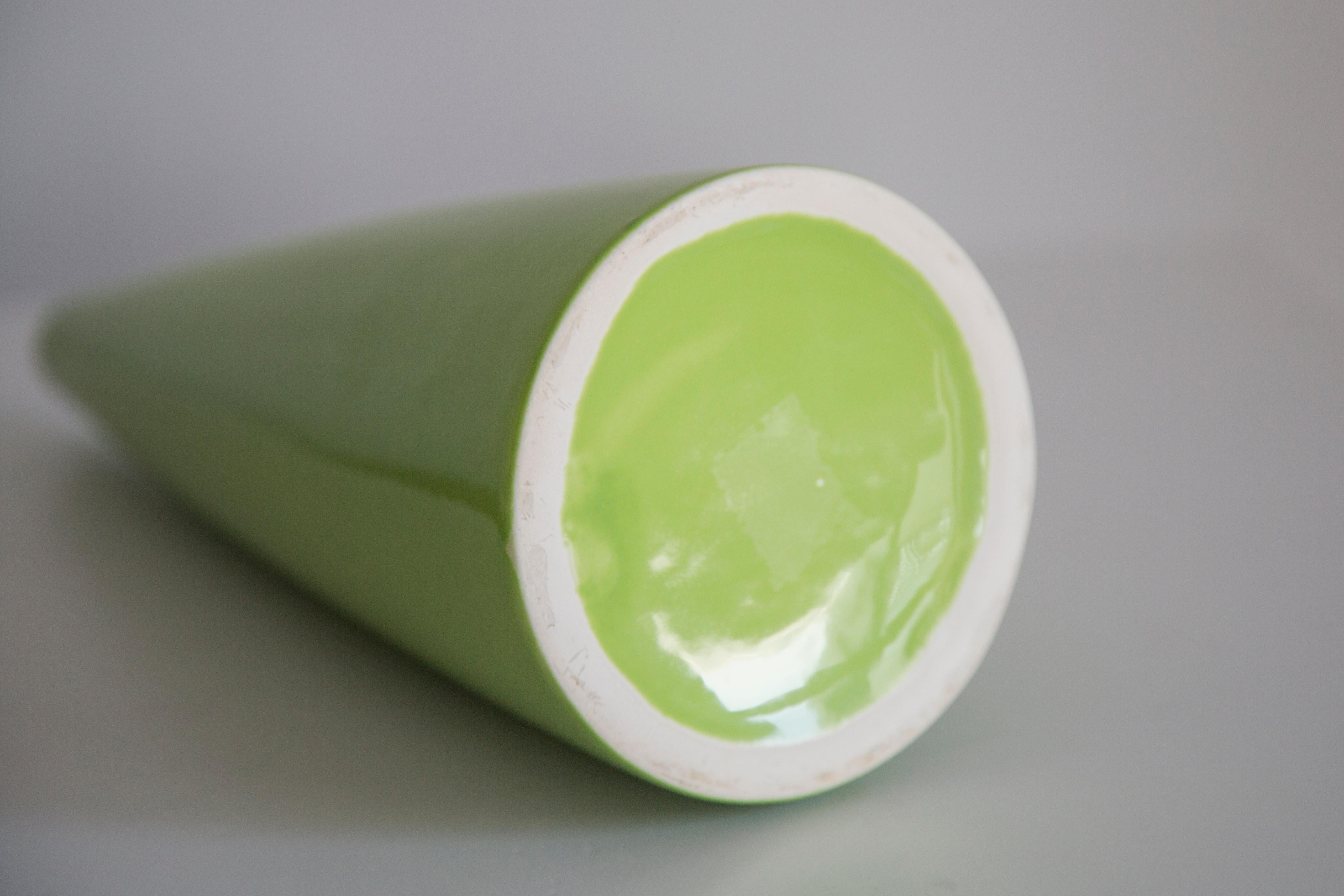 Vaso verde in ceramica artistica di metà secolo, Europa, anni '70 In condizioni buone in vendita a 05-080 Hornowek, PL