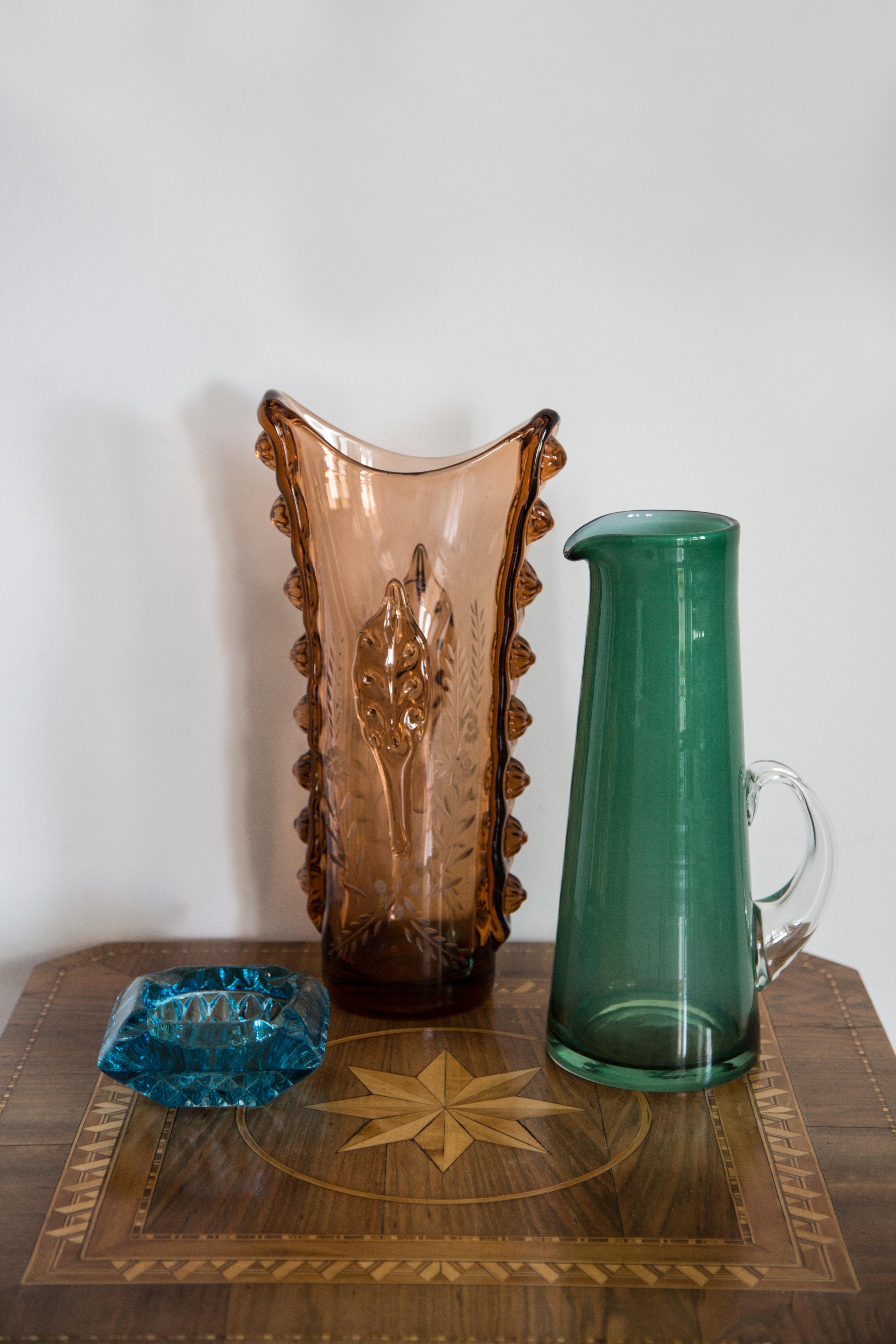 Vaso realizzato nella vetreria di Tarnowiec, in Polonia, 
progettato da J. Słuczan-Orkusz. 
Vetro di soda, colorato in massa e modellato a mano. 
Prodotto vintage degli anni '70

Dimensioni: 
altezza 36 cm 
rotondo da 16 cm

Buone condizioni, lievi
