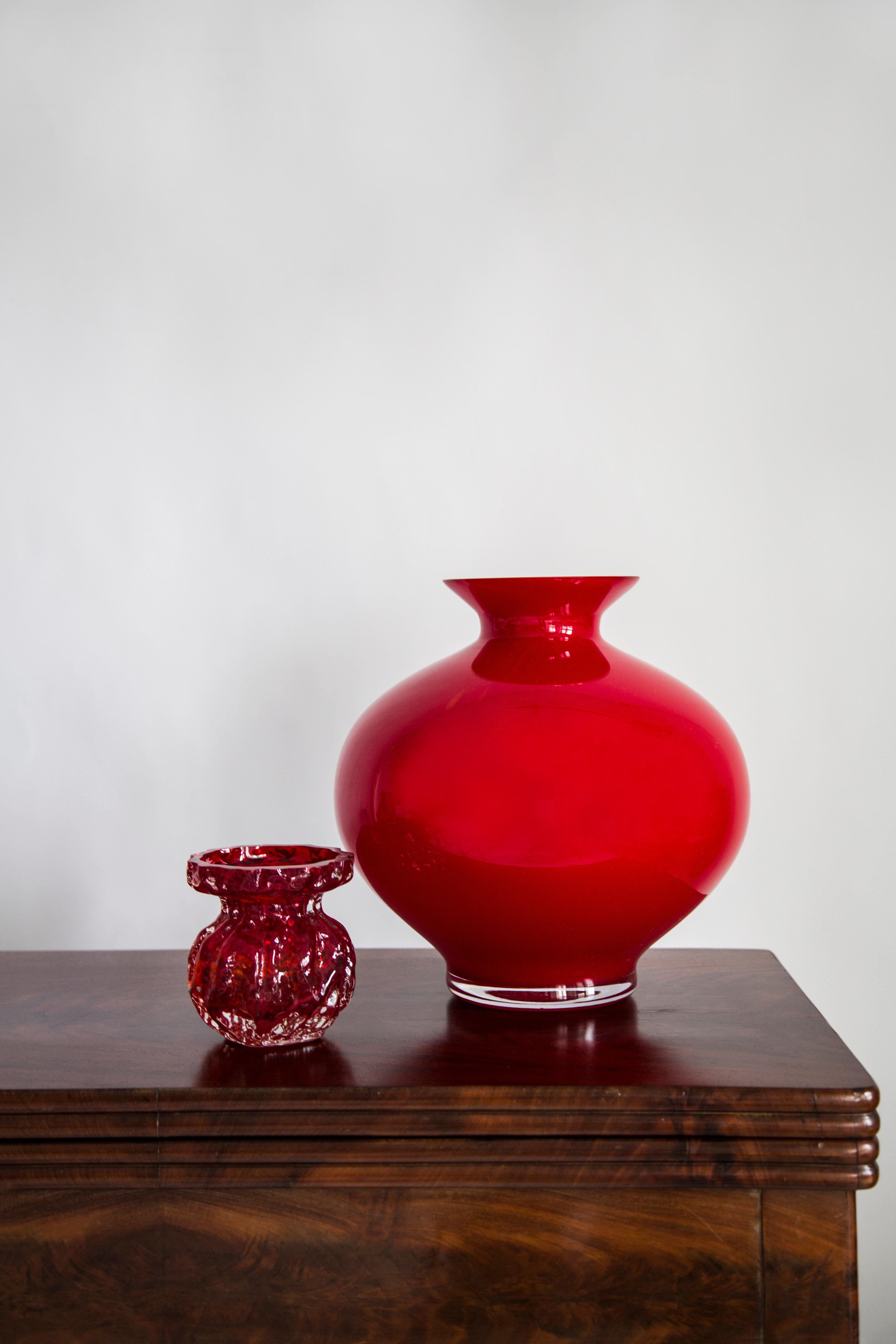 Vaso realizzato nella vetreria di Tarnowiec, in Polonia, 
progettato da J. Słuczan-Orkusz. 
Vetro di soda, colorato in massa e modellato a mano. 
Prodotto vintage degli anni '70
Può anche essere un candeliere

Dimensioni: 
altezza 31 cm 
rotondo 20