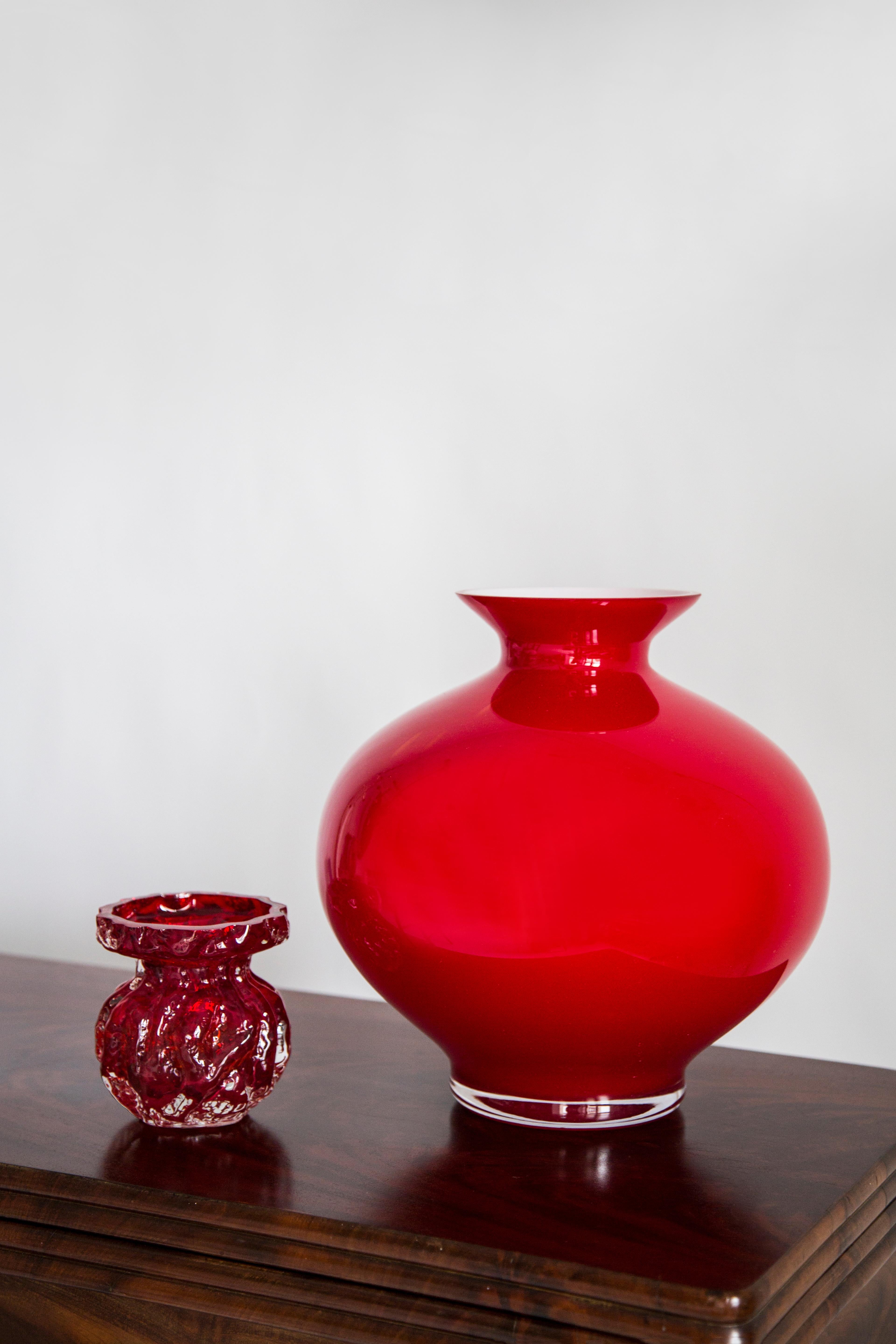 Mid-Century moderno Vaso rosso grande in vetro artistico di metà secolo, Bigli, Europa, anni '70 in vendita