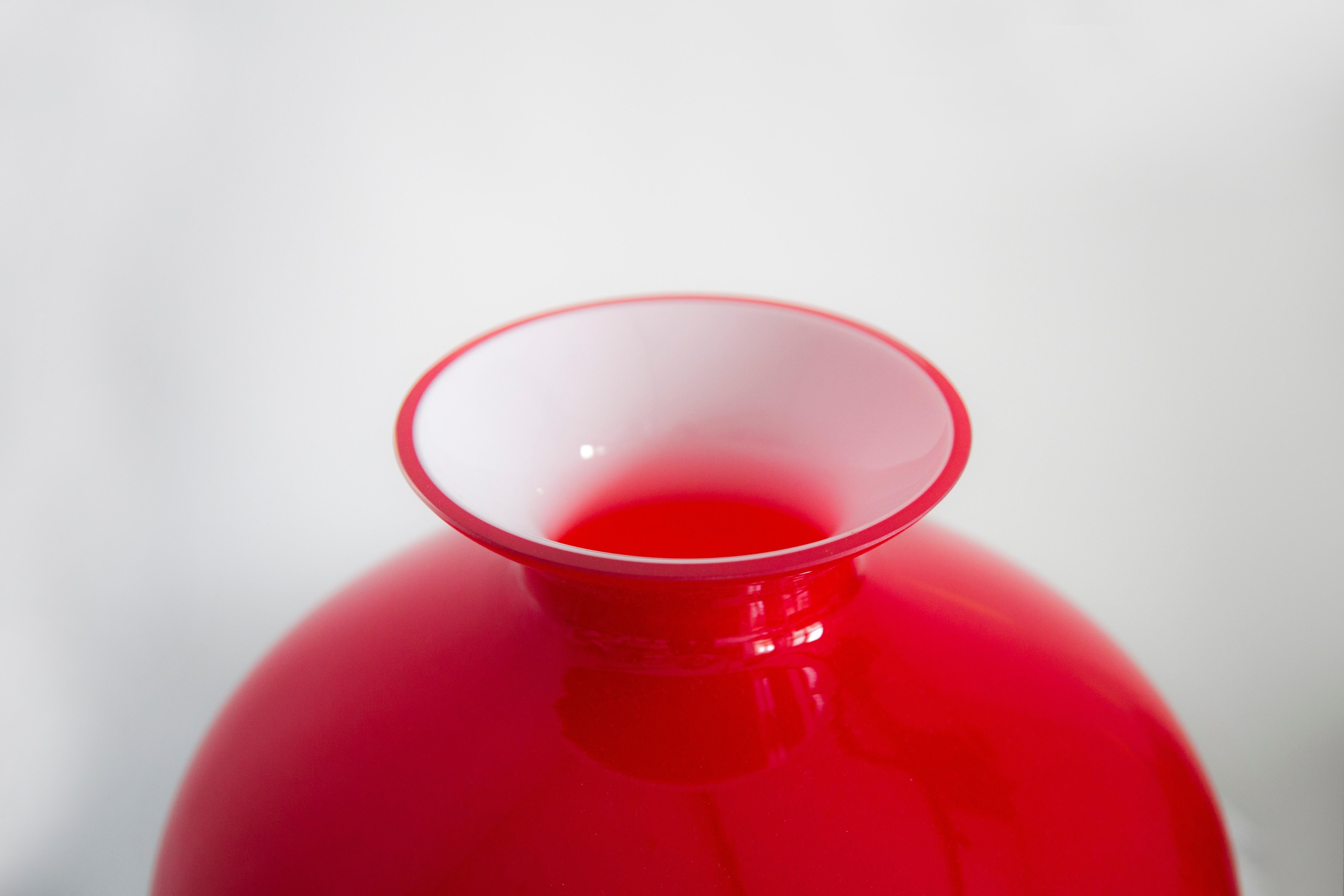 Intagliato a mano Vaso rosso grande in vetro artistico di metà secolo, Bigli, Europa, anni '70 in vendita