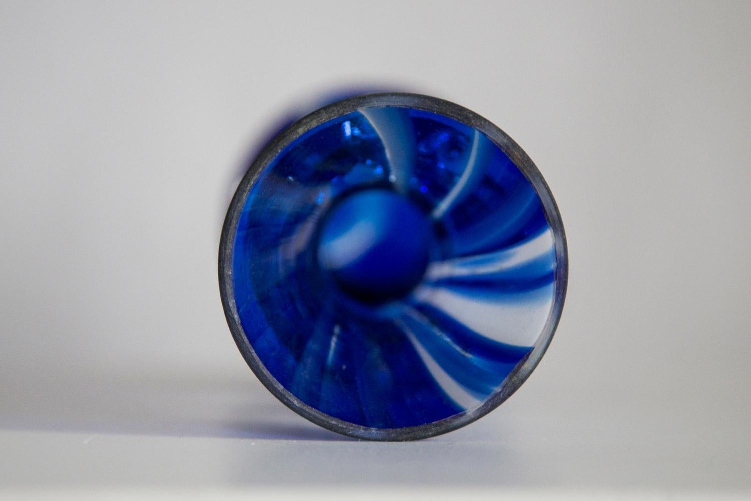 Vase en verre artistique bleu foncé du milieu du siècle dernier, Europe, 1970 Excellent état - En vente à 05-080 Hornowek, PL