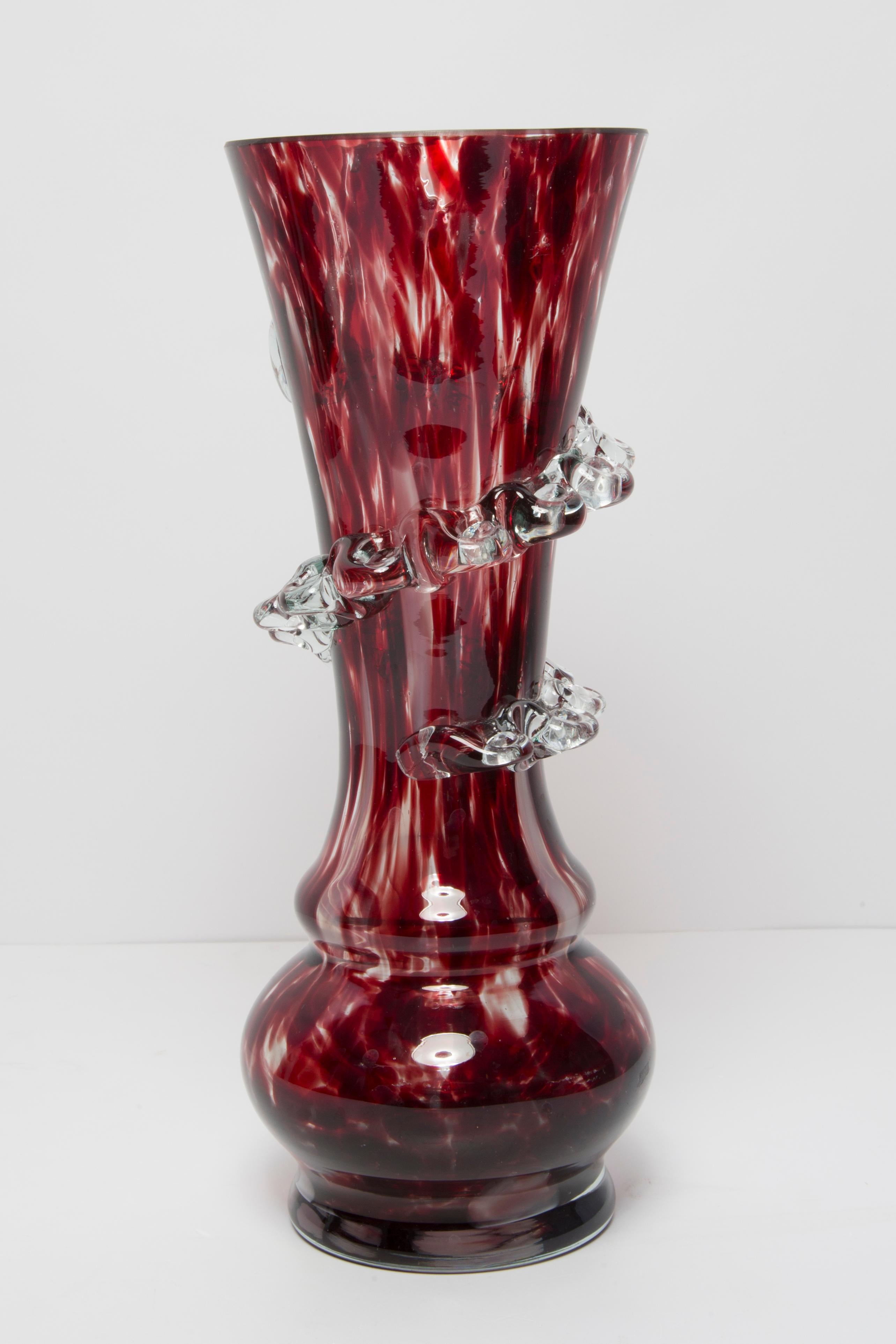 Mid-Century moderno Vaso di vetro Artistics di metà secolo, rosso scuro e bordeaux, Europa, anni '70 in vendita
