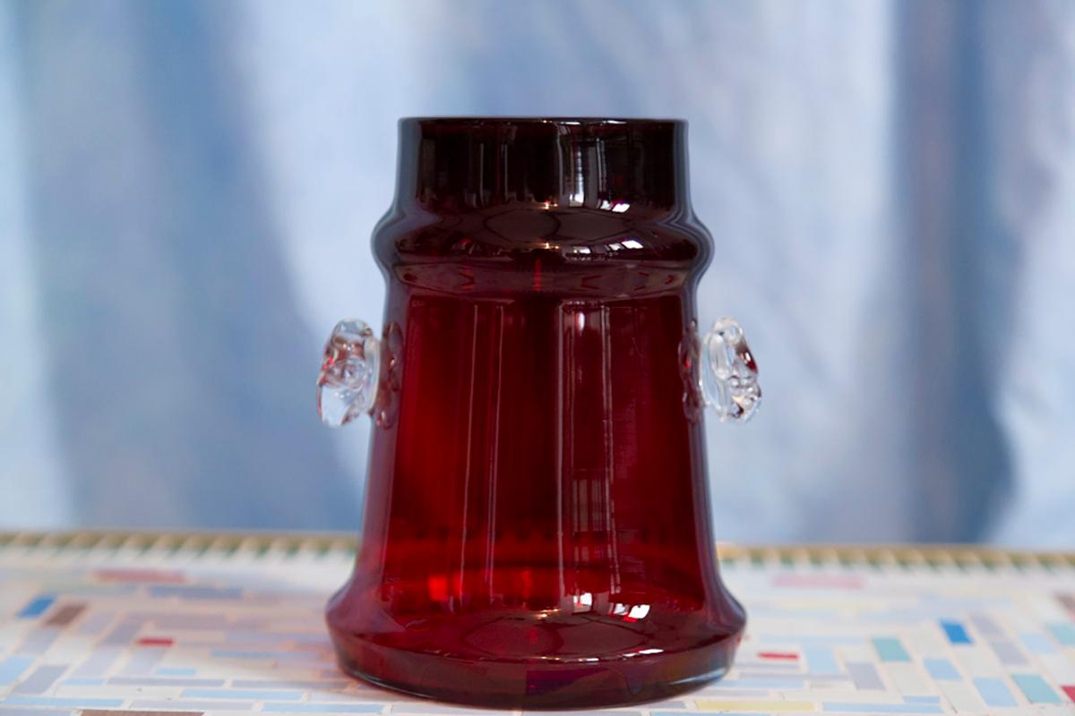 Vase fabriqué dans la verrerie de Tarnowiec, en Pologne, 
conçu par J. Słuczan/One. 
Verre sodé, coloré dans la masse, formé à la main. 
Produit Vintage des années 1970

Dimensions : hauteur 15 cm rond 10cm

Bon état, rayures mineures sur le fond