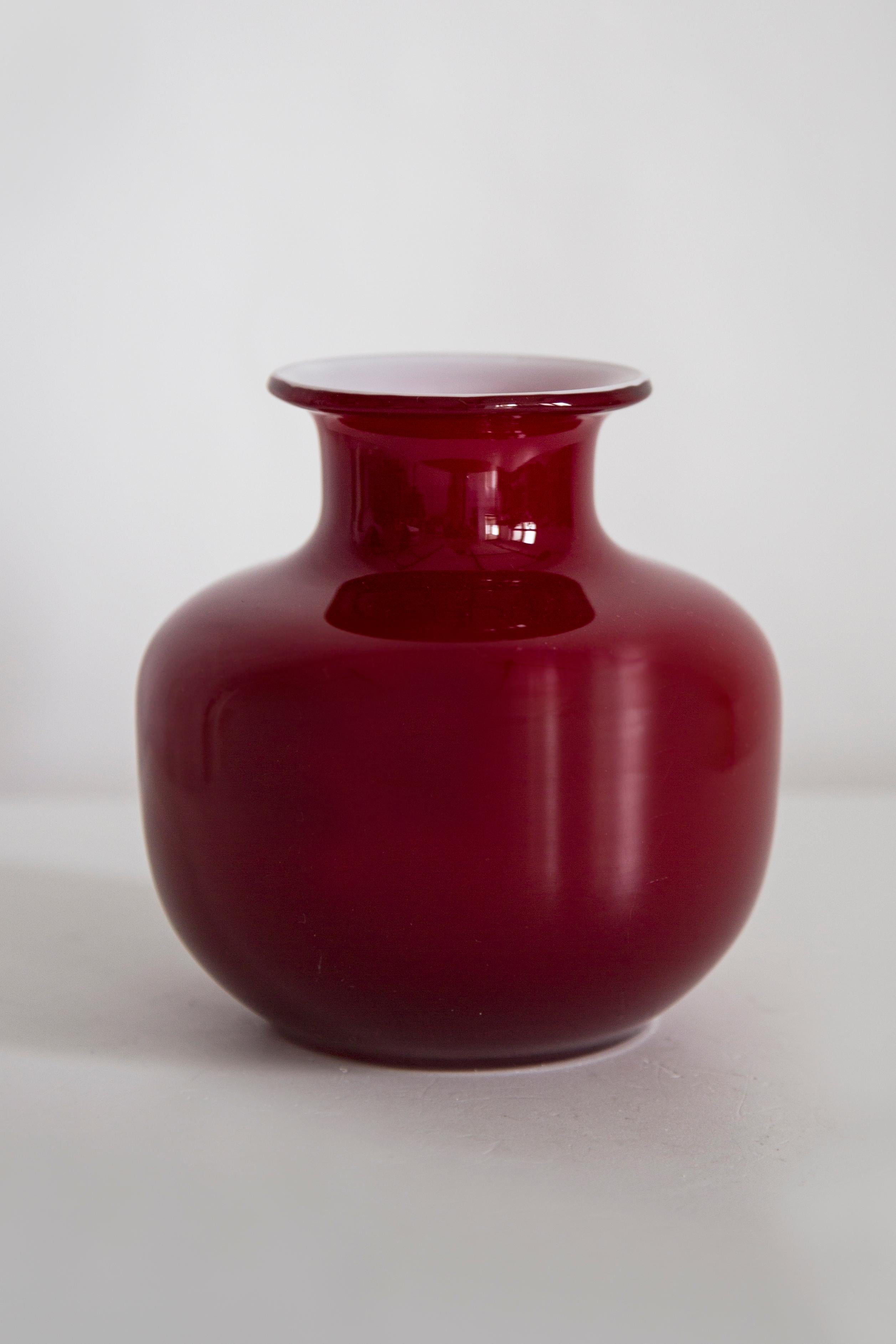 Polacco Vaso di vetro artistico rosso scuro di metà secolo, Tarnowiec, Europa, anni '70 in vendita