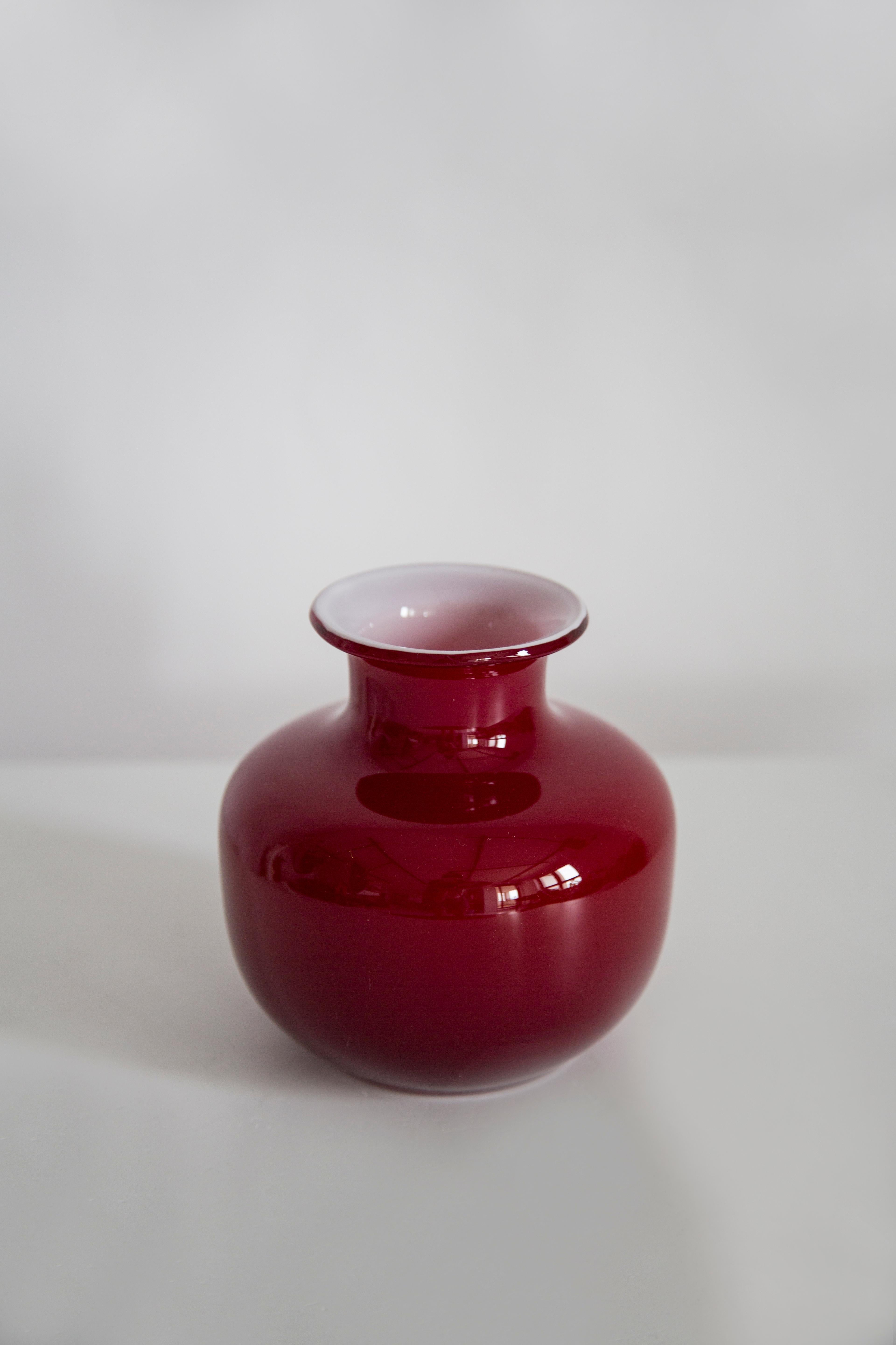 Intagliato a mano Vaso di vetro artistico rosso scuro di metà secolo, Tarnowiec, Europa, anni '70 in vendita