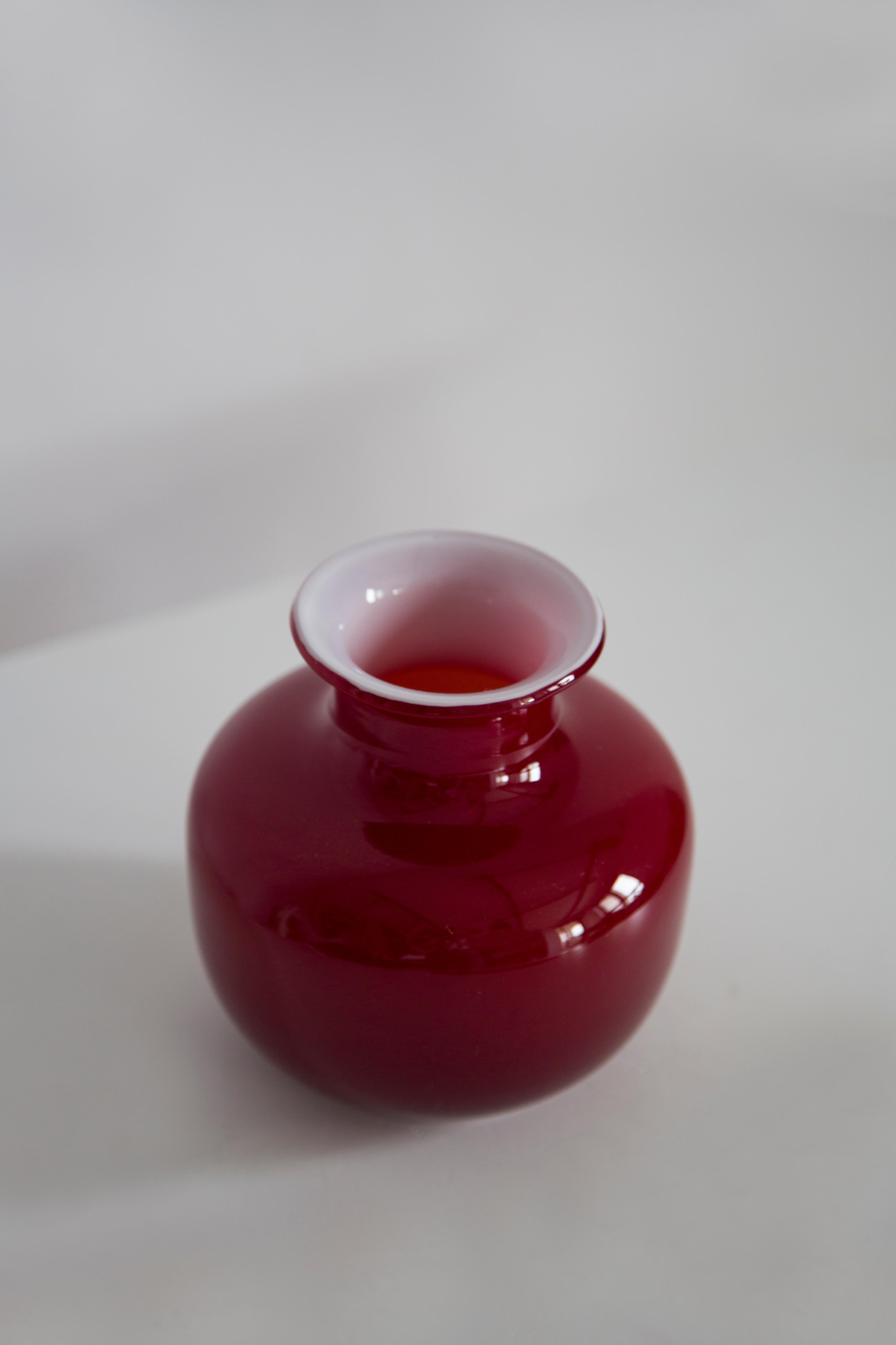Vaso di vetro artistico rosso scuro di metà secolo, Tarnowiec, Europa, anni '70 In condizioni buone in vendita a 05-080 Hornowek, PL