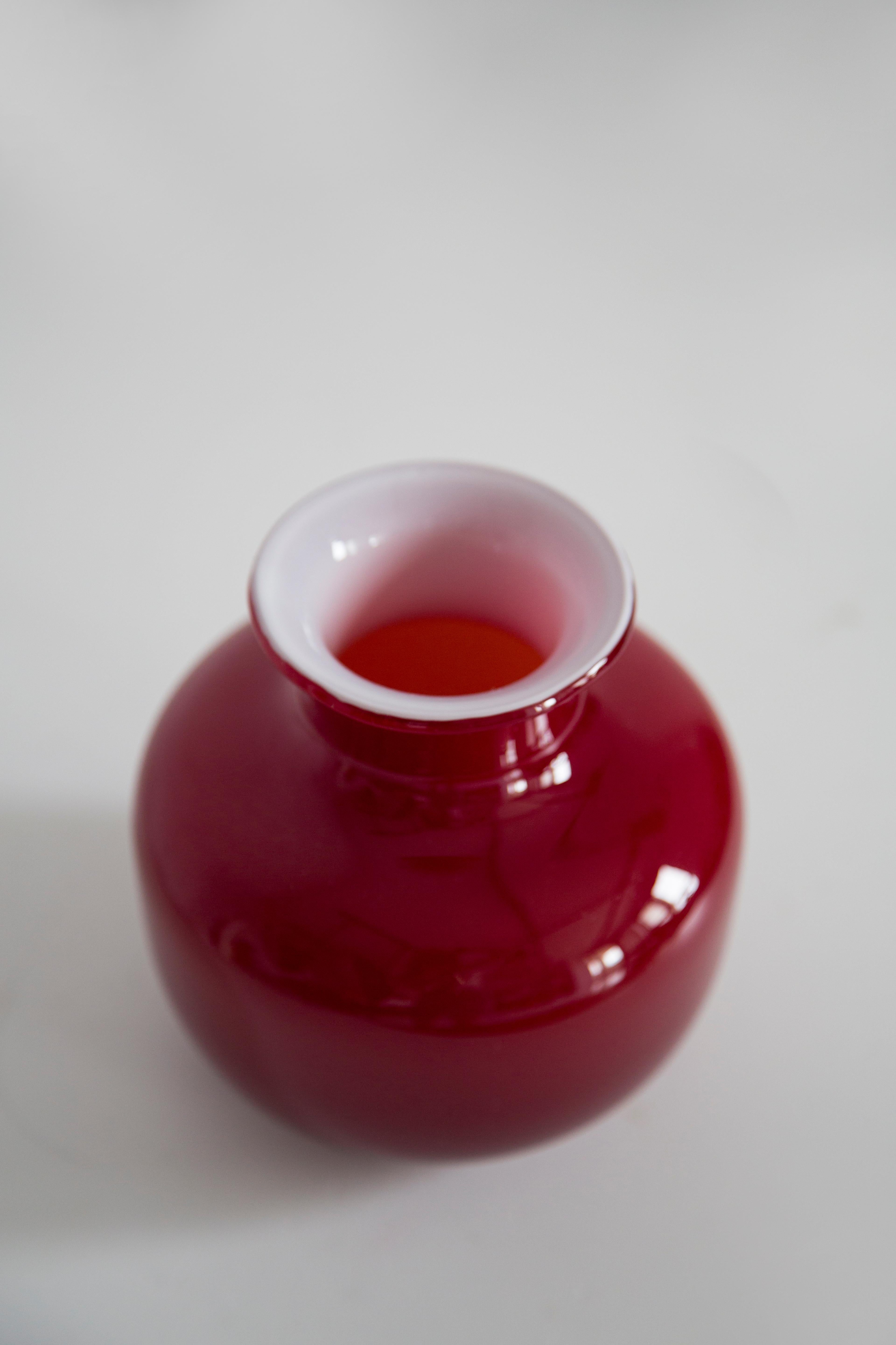 XX secolo Vaso di vetro artistico rosso scuro di metà secolo, Tarnowiec, Europa, anni '70 in vendita