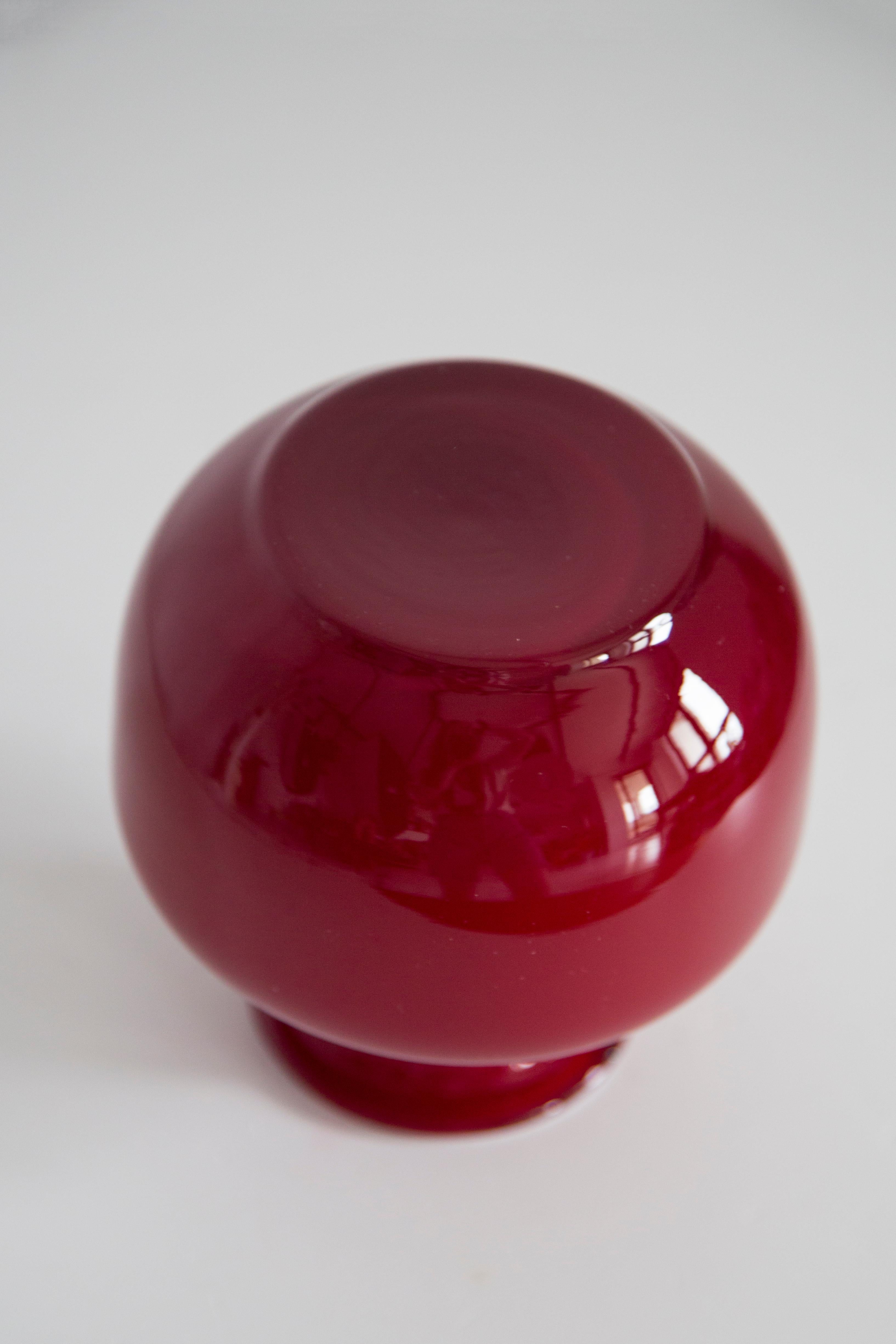 Vetro Vaso di vetro artistico rosso scuro di metà secolo, Tarnowiec, Europa, anni '70 in vendita