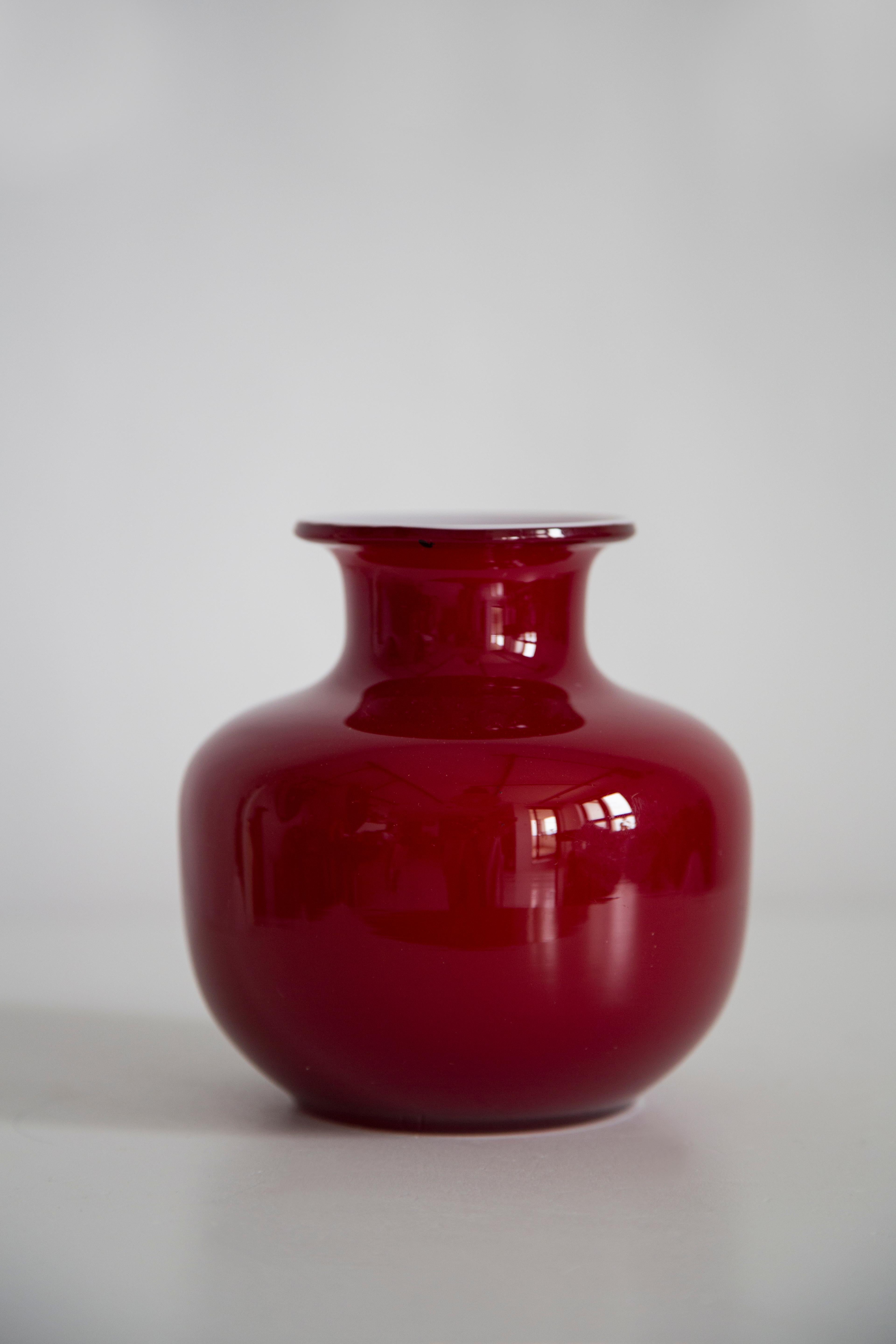 Vaso di vetro artistico rosso scuro di metà secolo, Tarnowiec, Europa, anni '70 in vendita 1