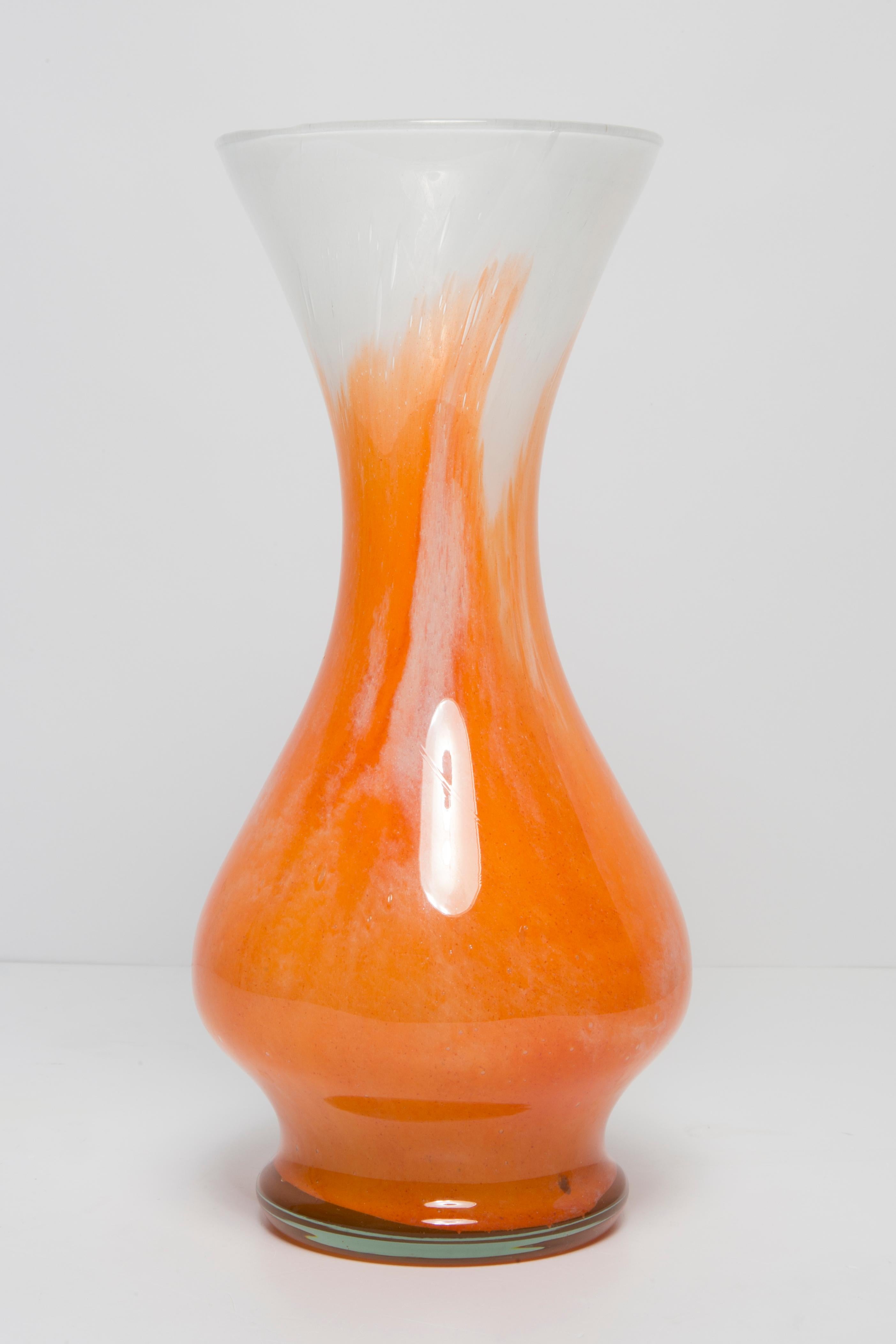 Mid-Century Modern Vase en verre artistique orange et blanc du milieu du siècle dernier, Europe, 1970 en vente