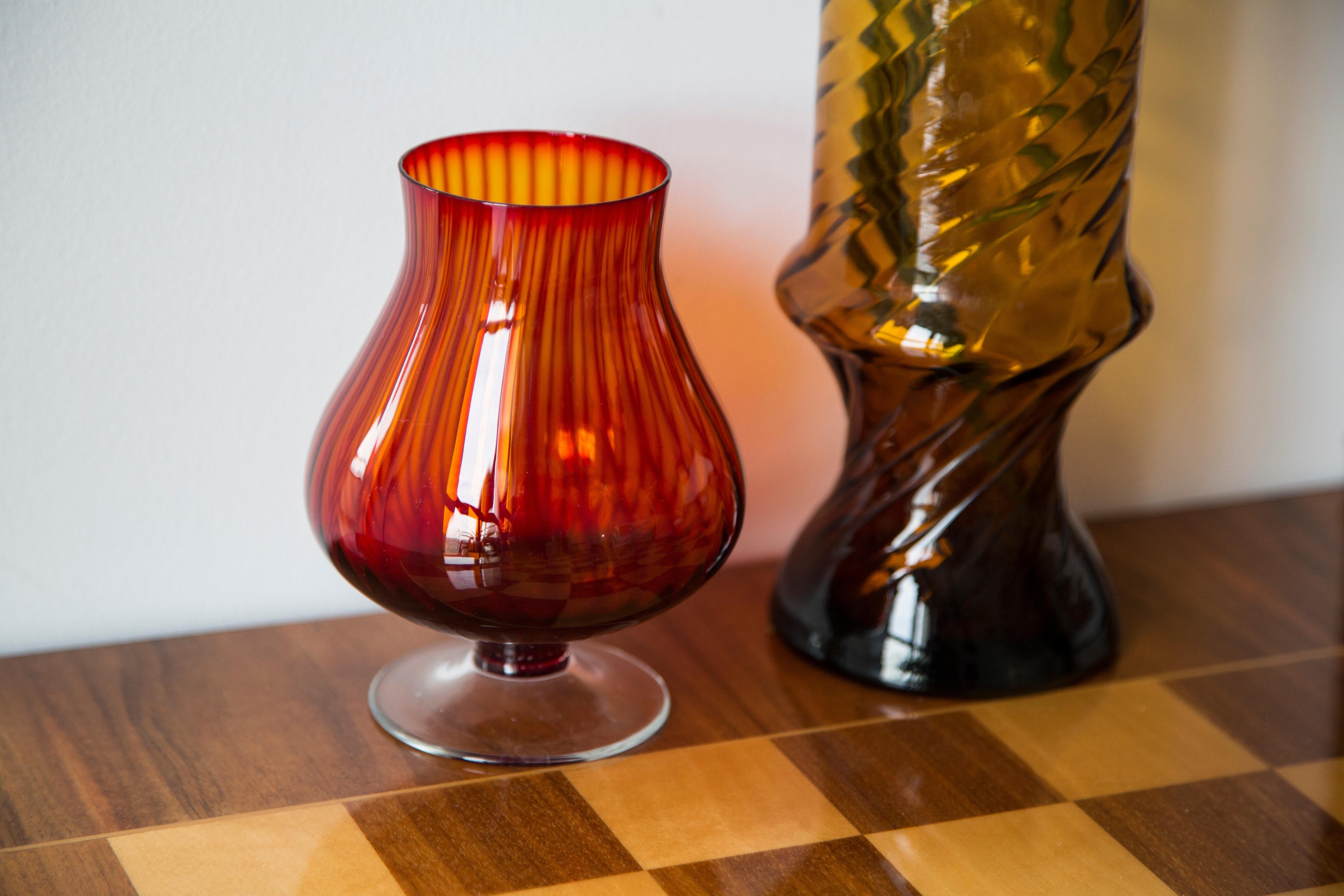 Vase, hergestellt in der Glashütte Tarnowiec in Polen, 
entworfen von J. Słuczan-Orkusz. 
Soda-Glas, massegefärbt, handgeformt. 
Vintage-Produkt aus den 1970er Jahren

Abmessungen: Höhe 14 cm

Sehr guter Zustand, kleine Kratzer auf der Unterseite,