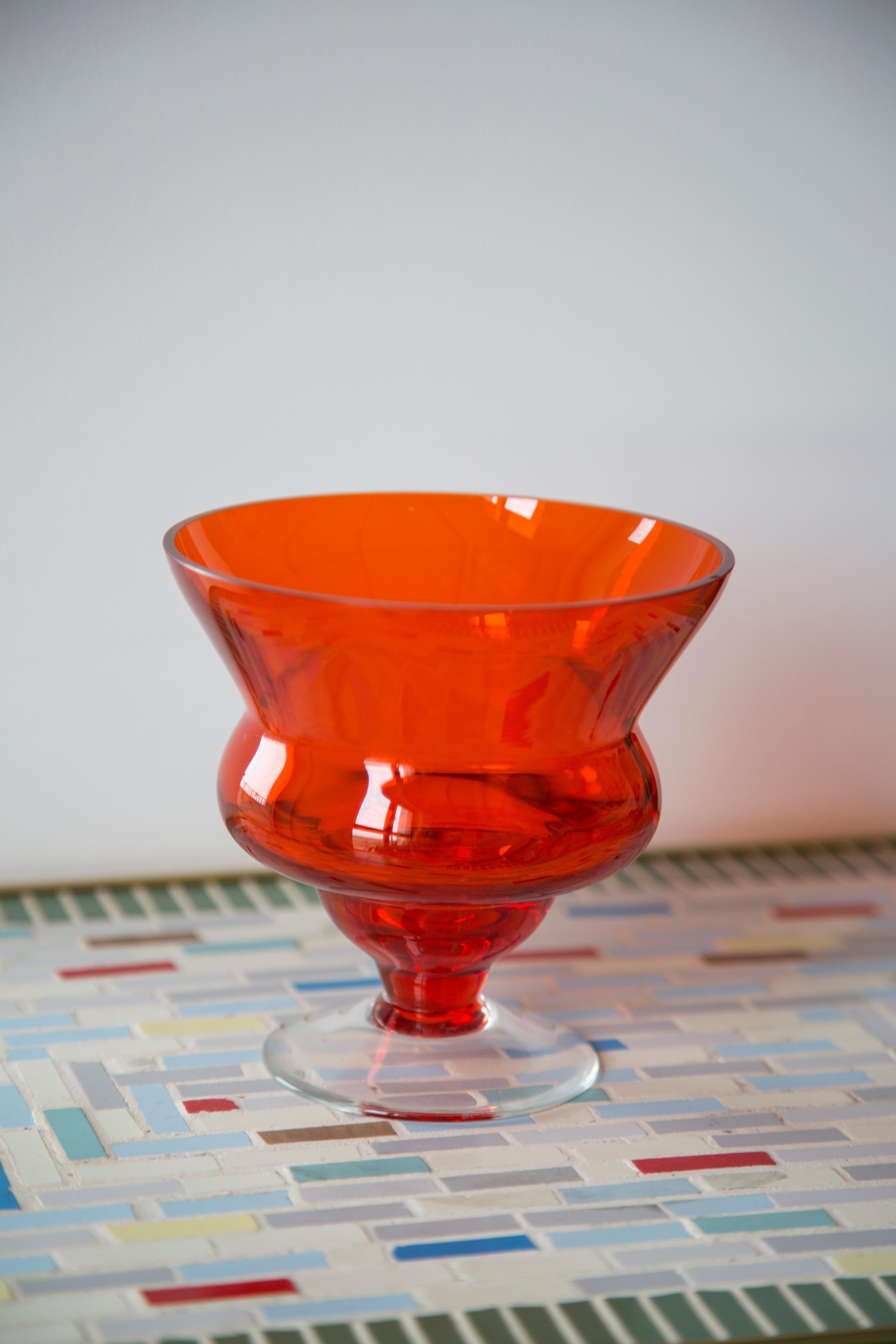 Mid-Century Modern Vase orange en verre artistique vintage du milieu du siècle dernier, Tarnowiec, Europe, 1970 en vente
