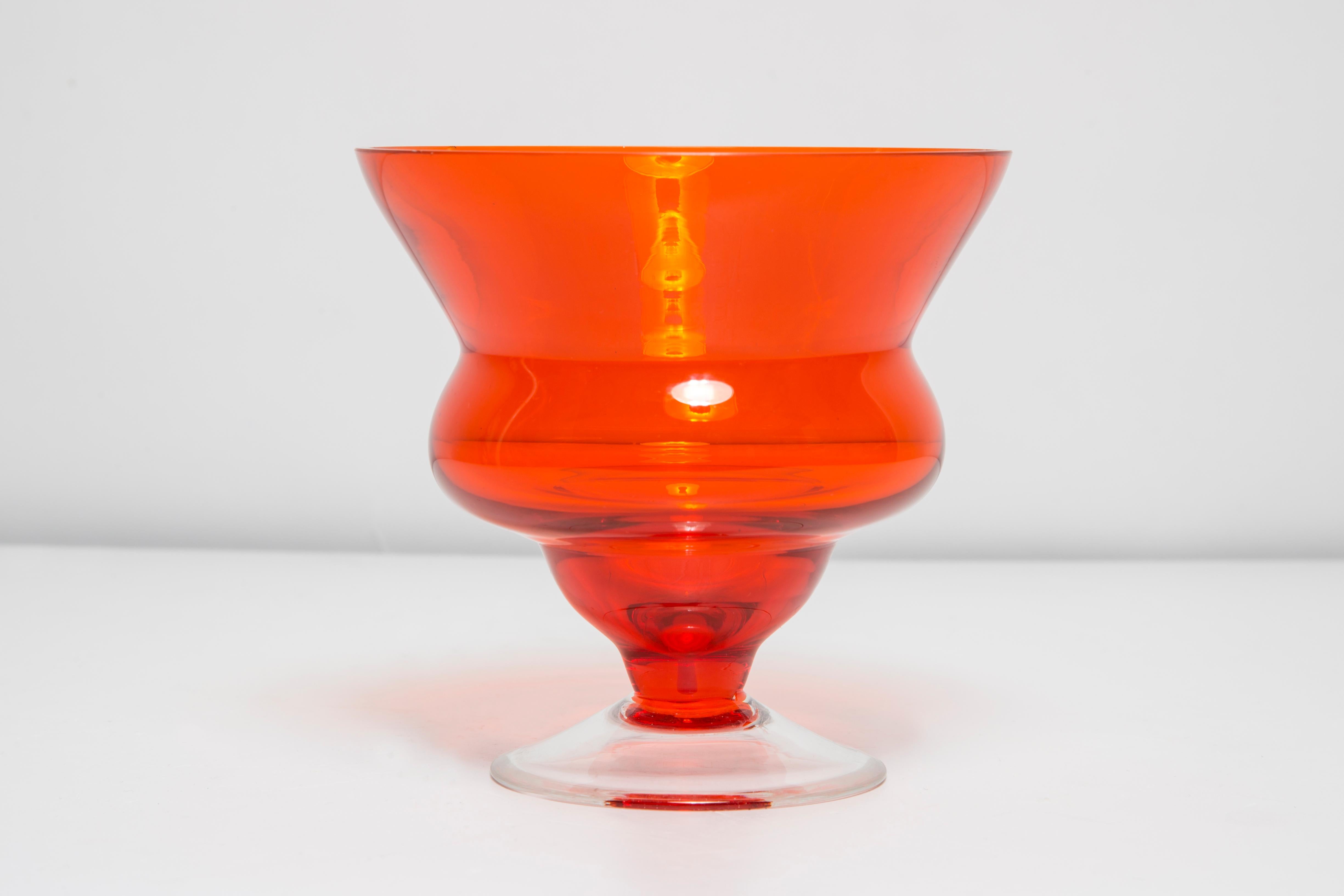 20ième siècle Vase orange en verre artistique vintage du milieu du siècle dernier, Tarnowiec, Europe, 1970 en vente