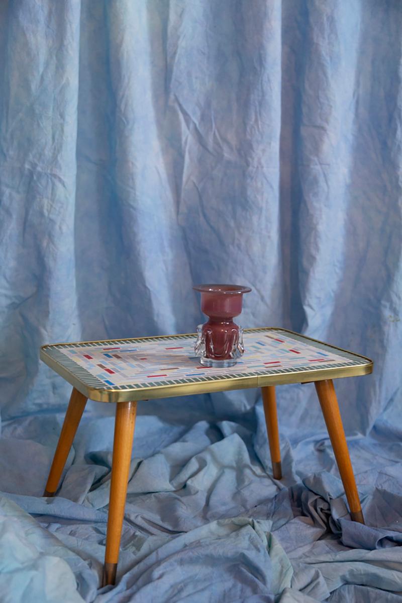 Intagliato a mano Vaso di vetro artistico rosa-viola di metà secolo, Tarnowiec, Europa, anni '70 in vendita