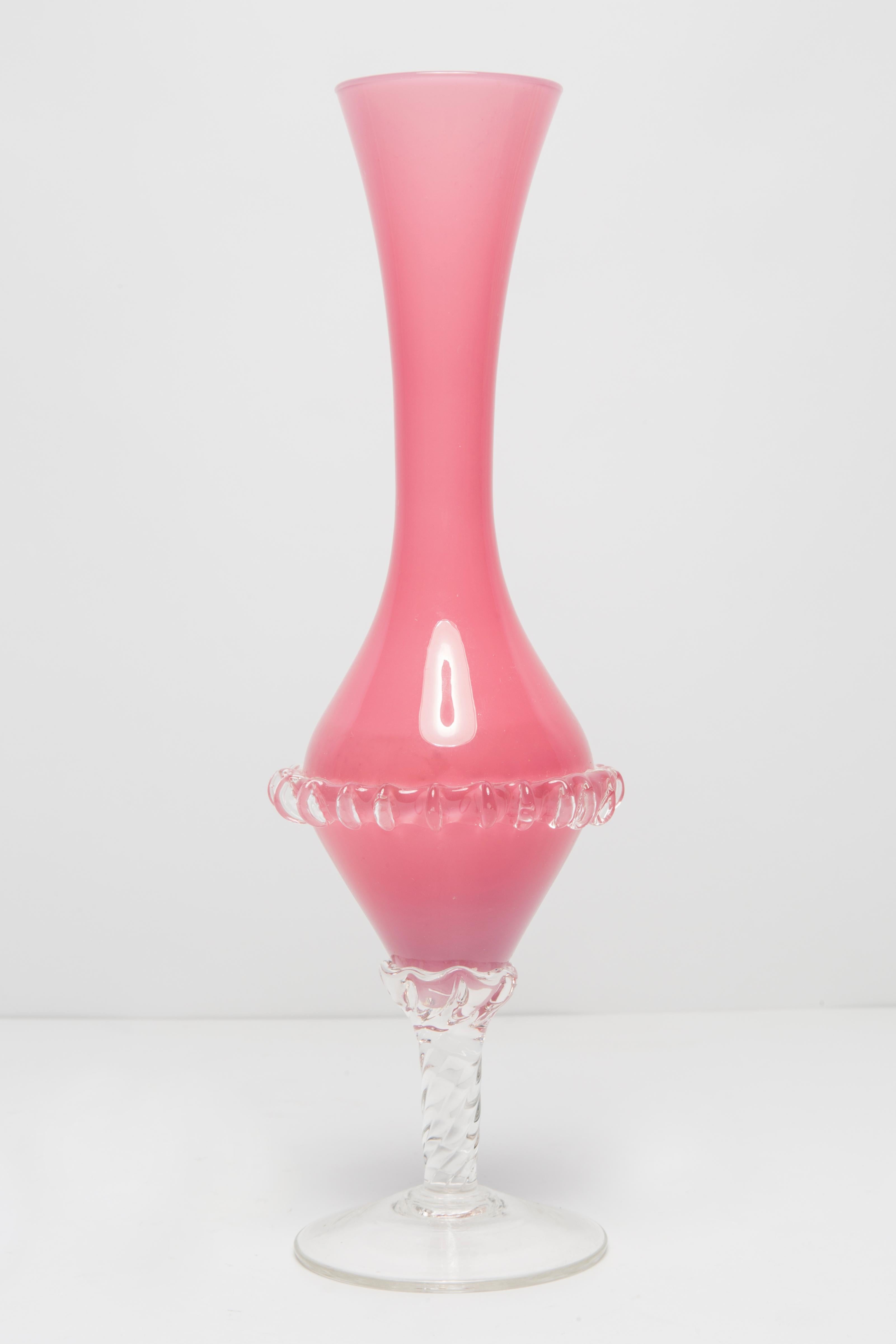Vase, hergestellt in der Glashütte Tarnowiec in Polen, 
entworfen von J. Słuczan-Orkusz. 
Soda-Glas, massegefärbt, handgeformt. 
Vintage-Produkt aus den 1970er Jahren

Abmessungen: Höhe 29 cm

Sehr guter Zustand, kleine Kratzer auf der Unterseite,