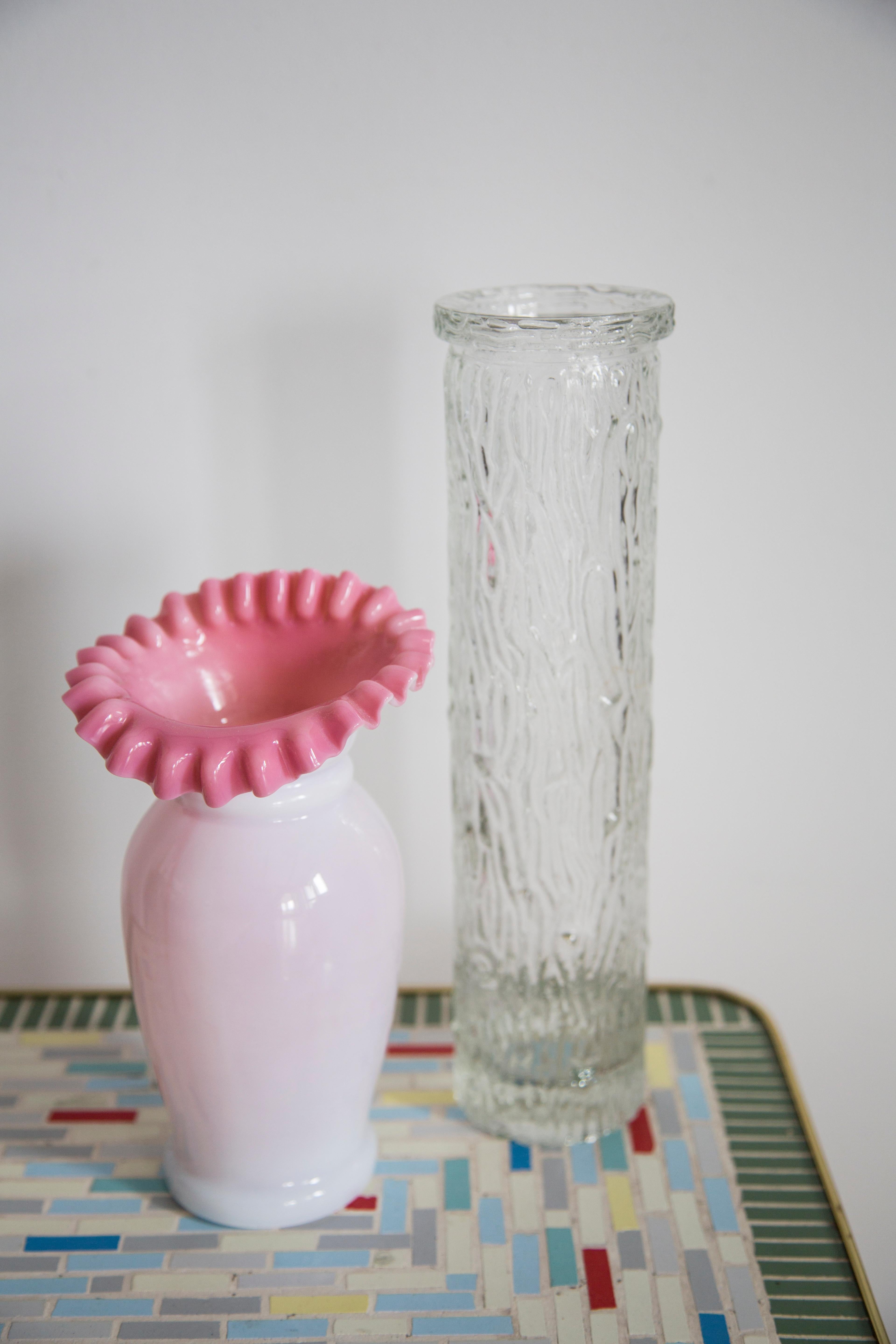 Vase fabriqué dans la verrerie de Tarnowiec, en Pologne, 
conçu par J. Słuczan/One. 
Verre sodé, coloré dans la masse, formé à la main. 
Produit Vintage des années 1970

Dimensions : 

rond : 10cm
hauteur : 20 cm

Très bon état vintage, pièce