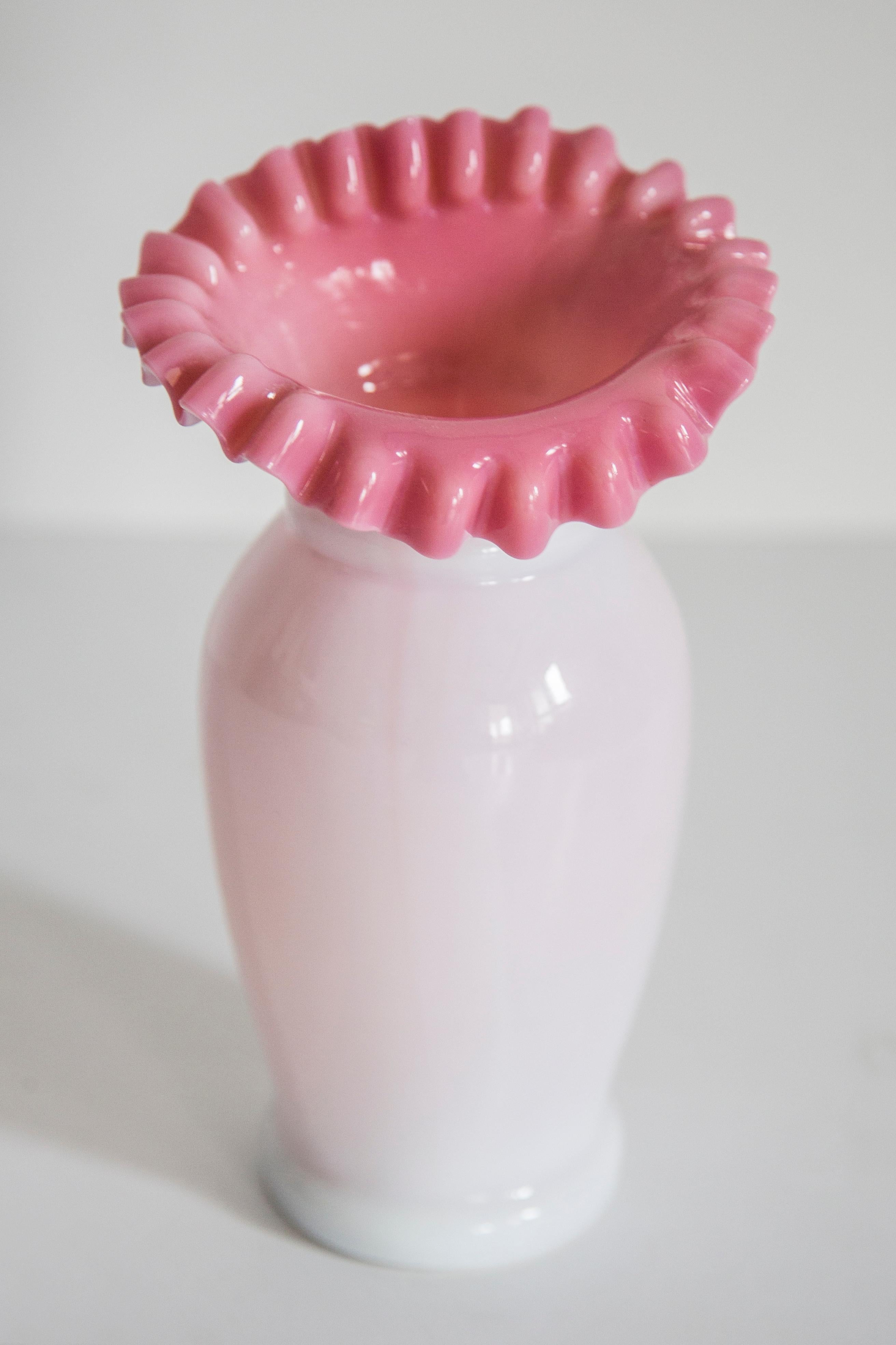 Sculpté à la main Vase rose artistique du milieu du siècle dernier, Tarnowiec, Sulczan, Europe, 1970 en vente
