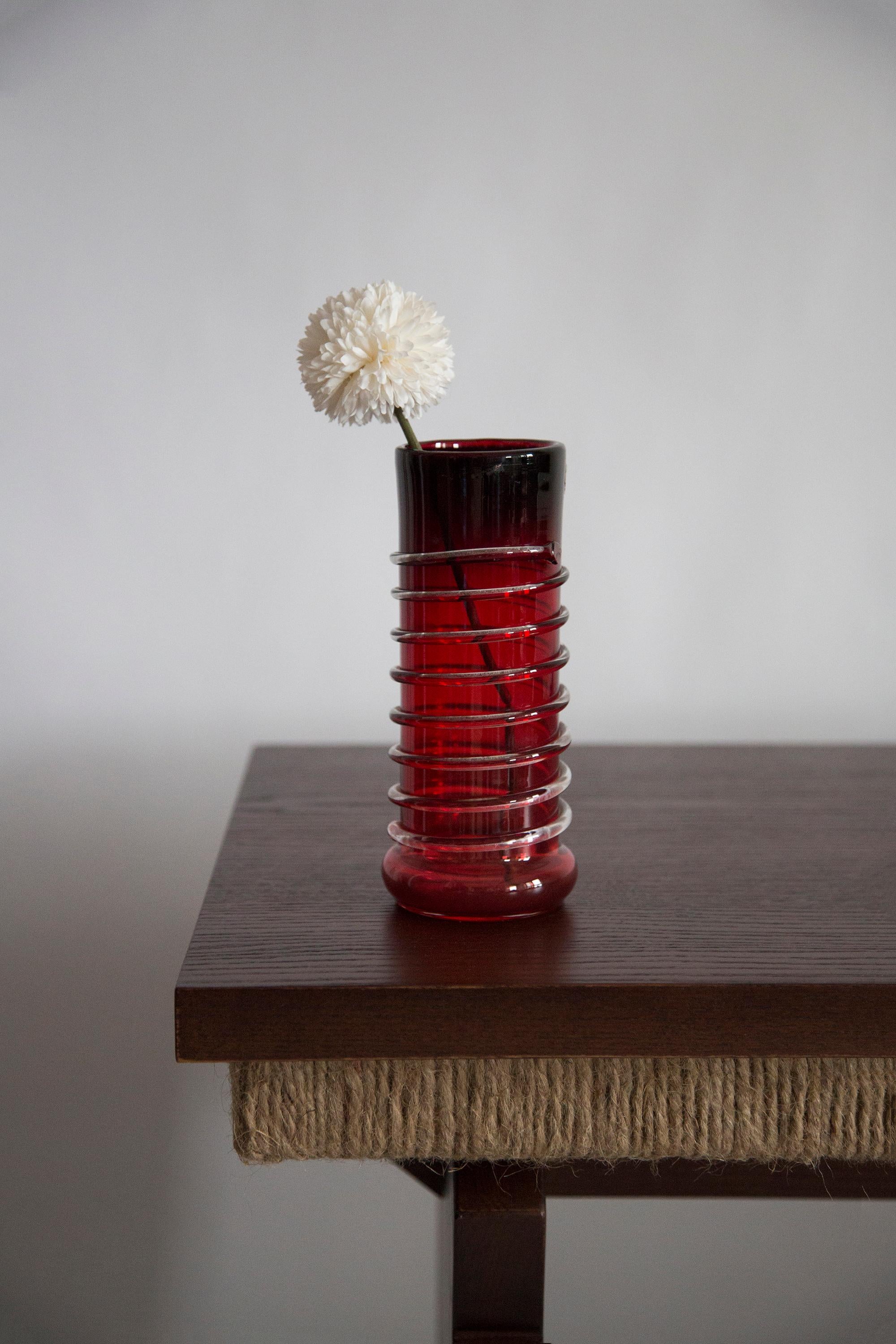 Vaso realizzato nella vetreria di Tarnowiec, in Polonia, 
progettato da J. Słuczan-Orkusz. 
Vetro di soda, colorato in massa e modellato a mano. 
Prodotto vintage degli anni '70

Dimensioni: altezza 20 cm

Ottime condizioni, lievi graffi sul fondo