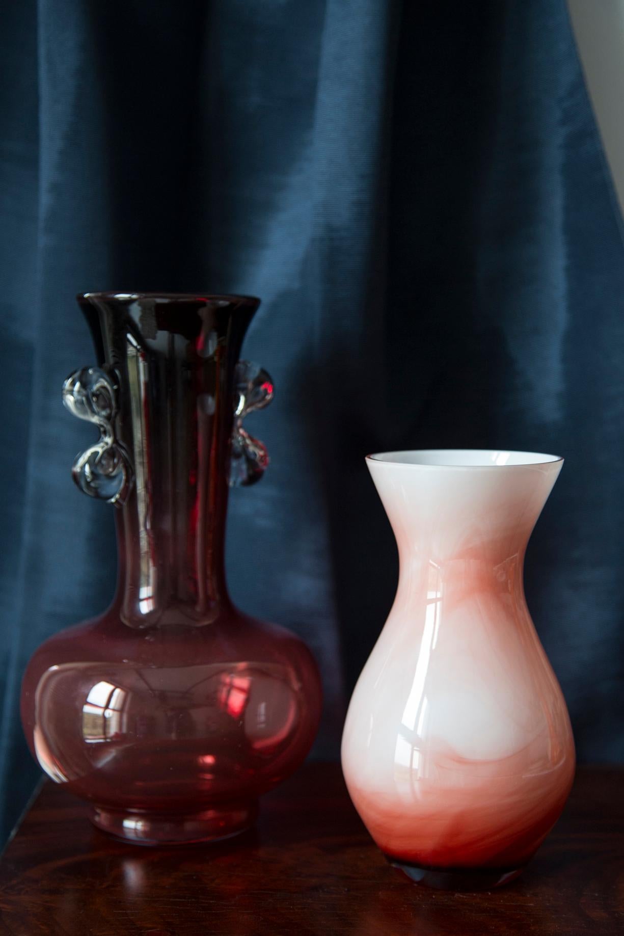 Vaso realizzato nella vetreria di Tarnowiec, in Polonia, 
progettato da J. Słuczan-Orkusz. 
Vetro di soda, colorato in massa e modellato a mano. 
Prodotto vintage degli anni '70

Dimensioni: altezza 24 cm

Ottime condizioni, lievi graffi sul fondo