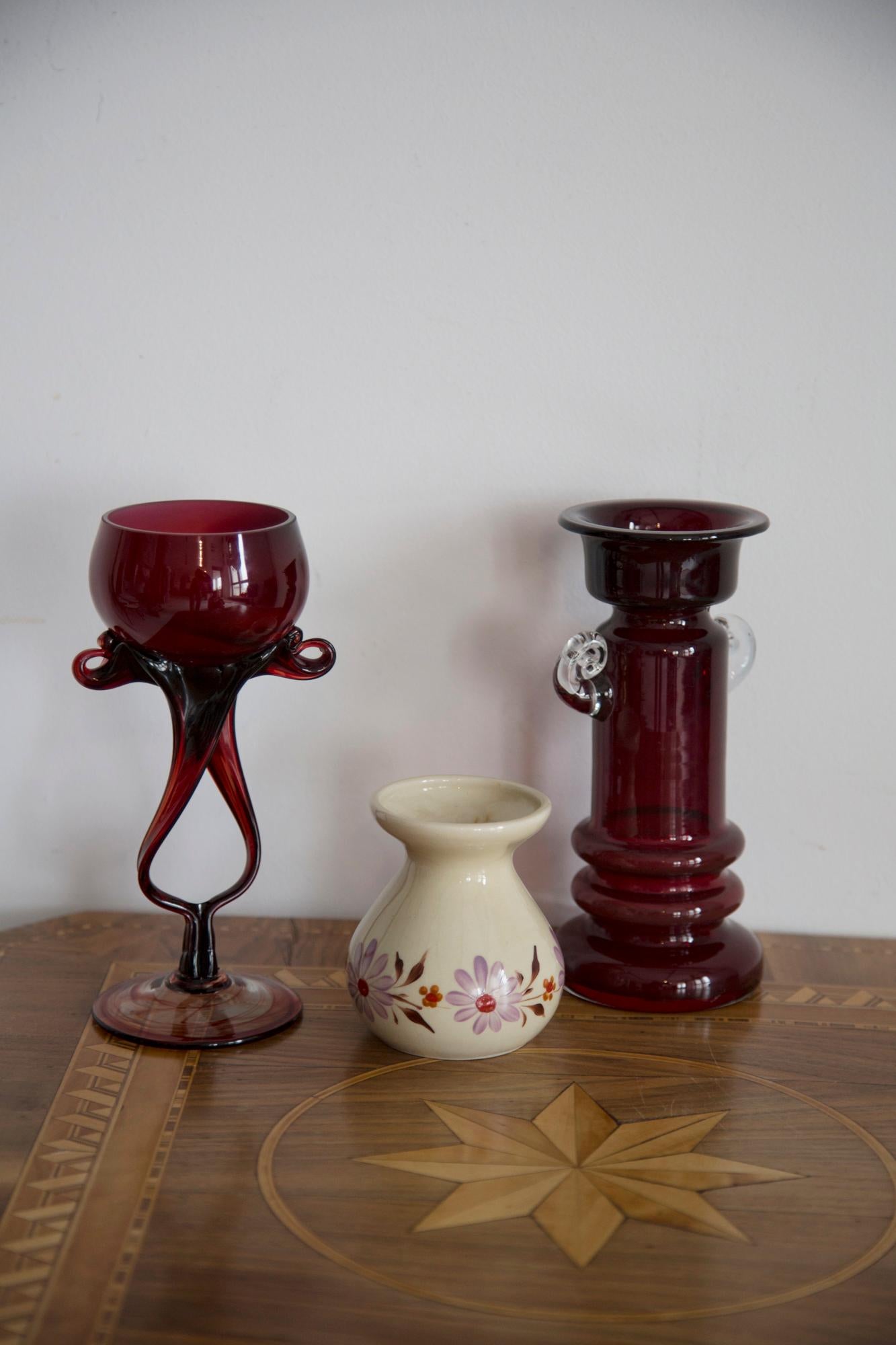 Mid-Century moderno Vaso rosso in vetro artistico di metà secolo, Tarnowiec, Sulczan, Europa, anni '70 in vendita