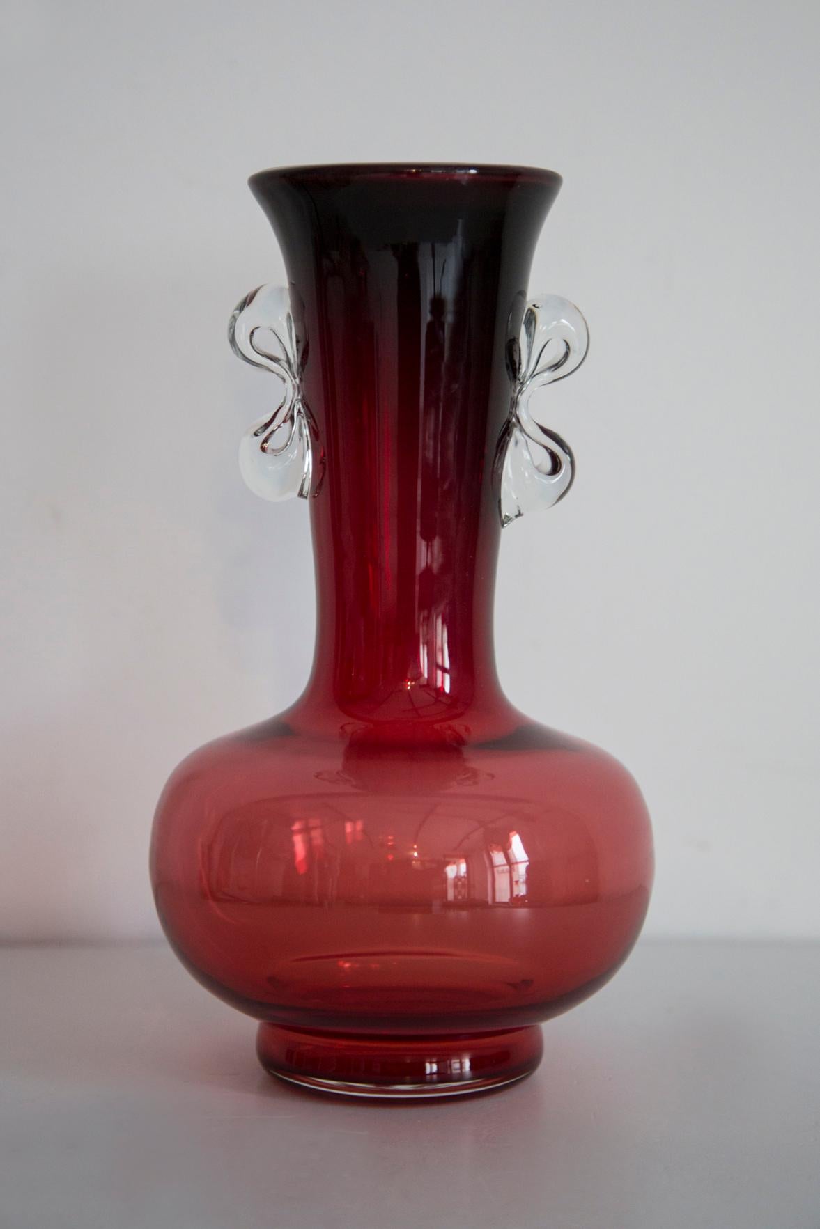Mid-Century moderno Vaso rosso in vetro artistico di metà secolo, Tarnowiec, Sulczan, Europa, anni '70 in vendita