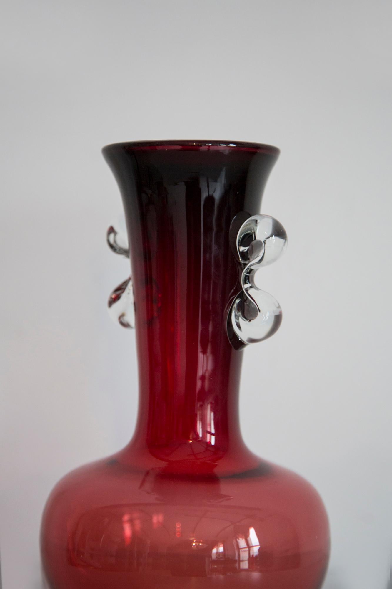 Polacco Vaso rosso in vetro artistico di metà secolo, Tarnowiec, Sulczan, Europa, anni '70 in vendita