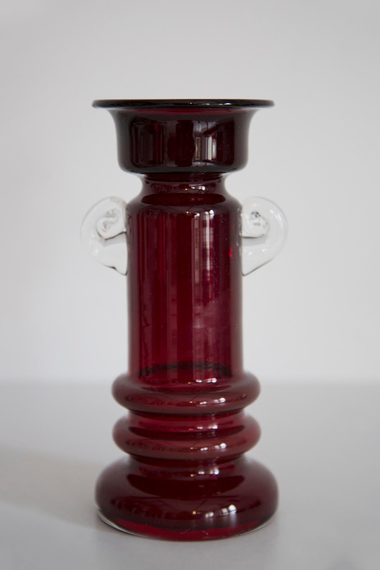 Intagliato a mano Vaso rosso in vetro artistico di metà secolo, Tarnowiec, Sulczan, Europa, anni '70 in vendita