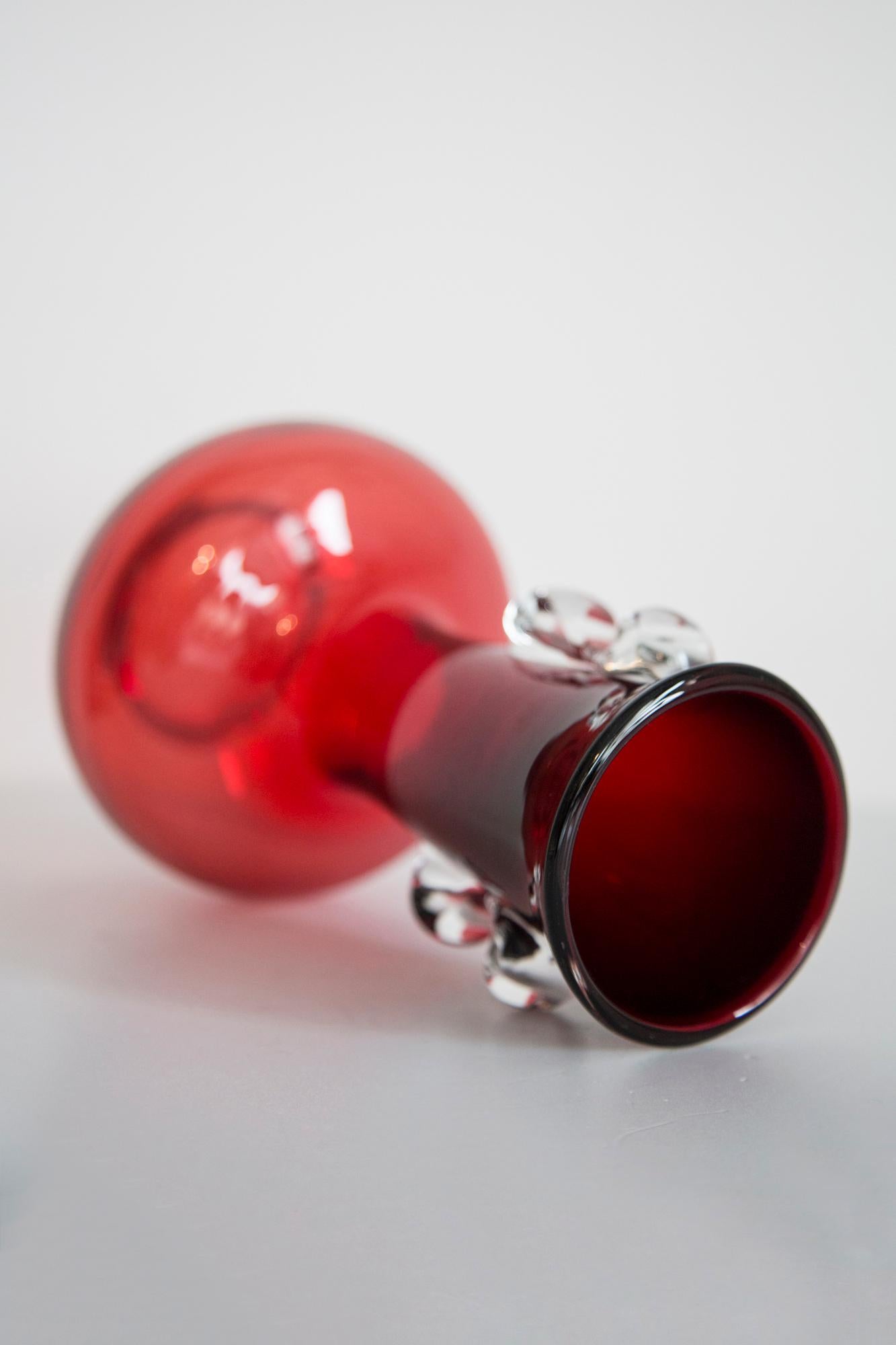 Vaso rosso in vetro artistico di metà secolo, Tarnowiec, Sulczan, Europa, anni '70 In condizioni buone in vendita a 05-080 Hornowek, PL