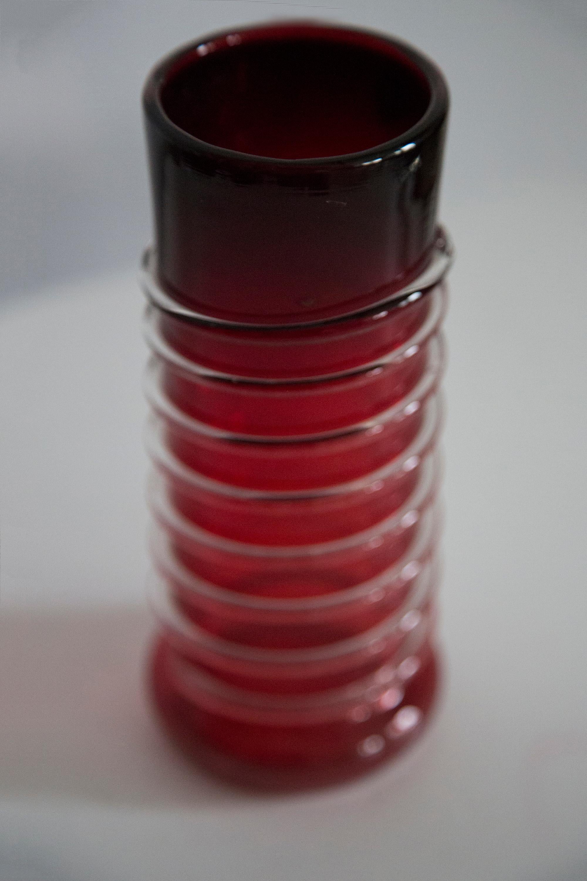 XX secolo Vaso rosso in vetro artistico di metà secolo, Tarnowiec, Sulczan, Europa, anni '70 in vendita