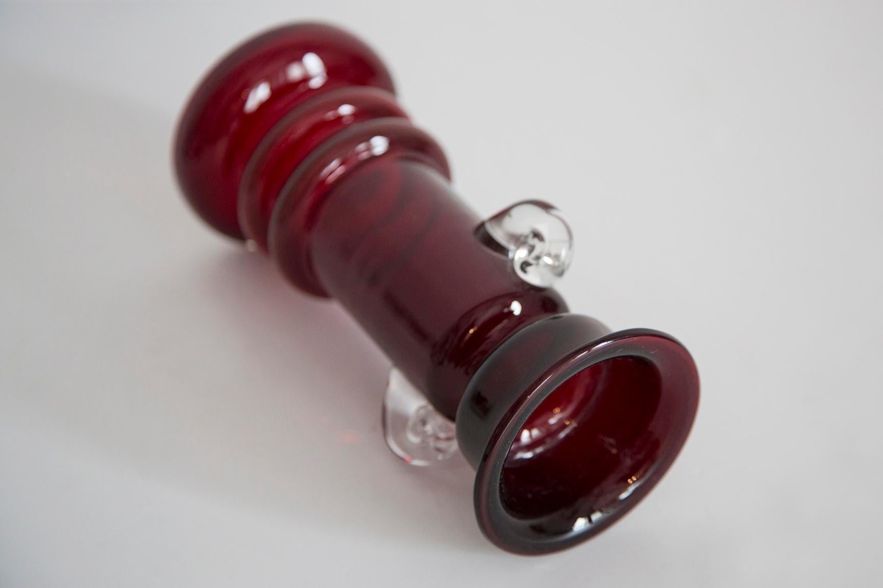 Vetro Vaso rosso in vetro artistico di metà secolo, Tarnowiec, Sulczan, Europa, anni '70 in vendita