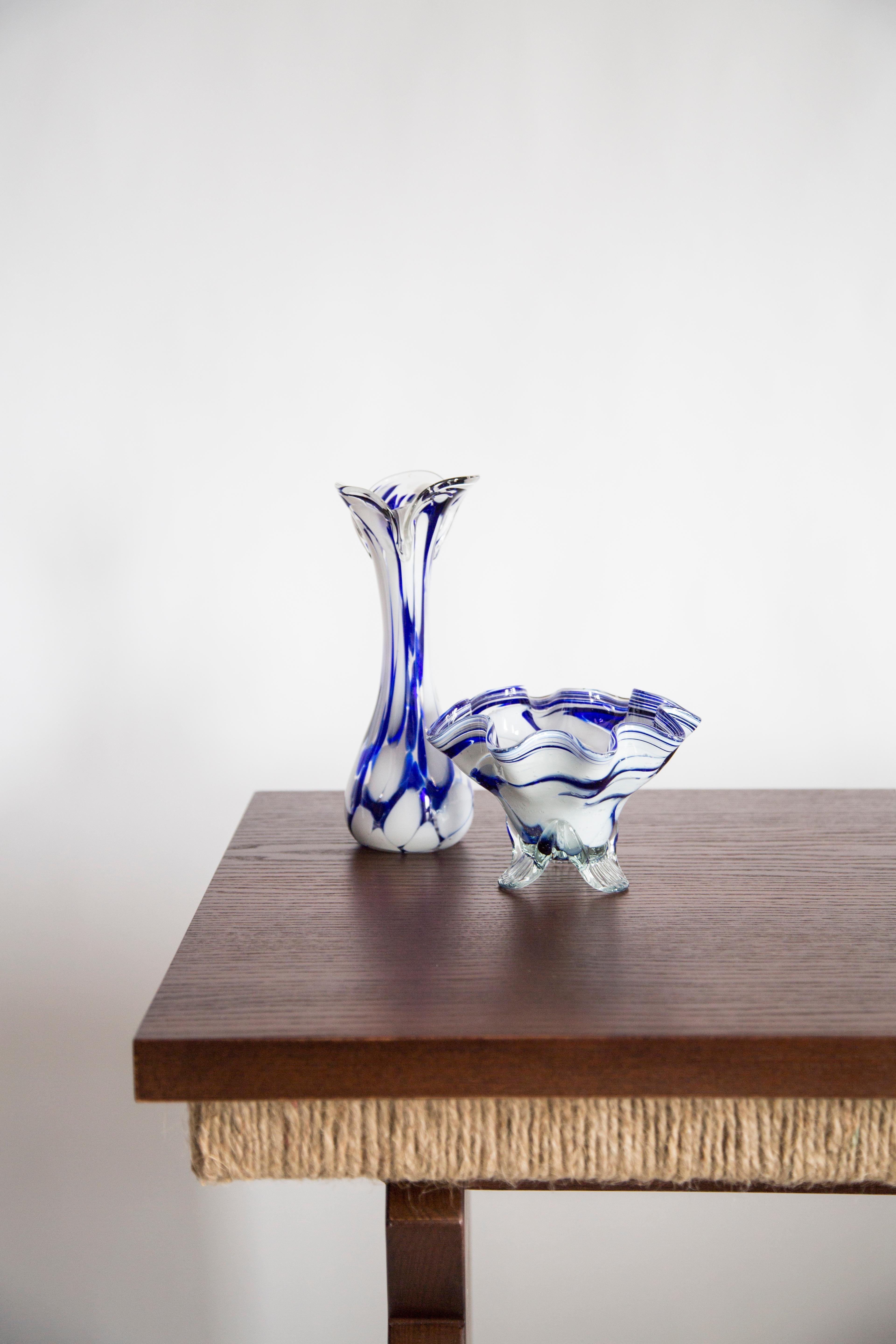 Mid-Century Modern Vase en verre artistique blanc et bleu du milieu du siècle dernier, Europe, 1970 en vente