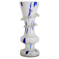 Jarrón de cristal artístico blanco y azul Mid Century Vintage, Europa, años 70