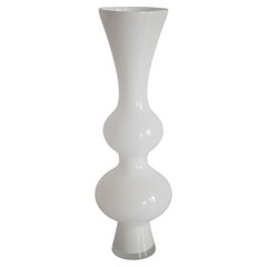 Vase blanc vintage en verre artistique du milieu du siècle dernier, Tarnowiec, Europe, 1970