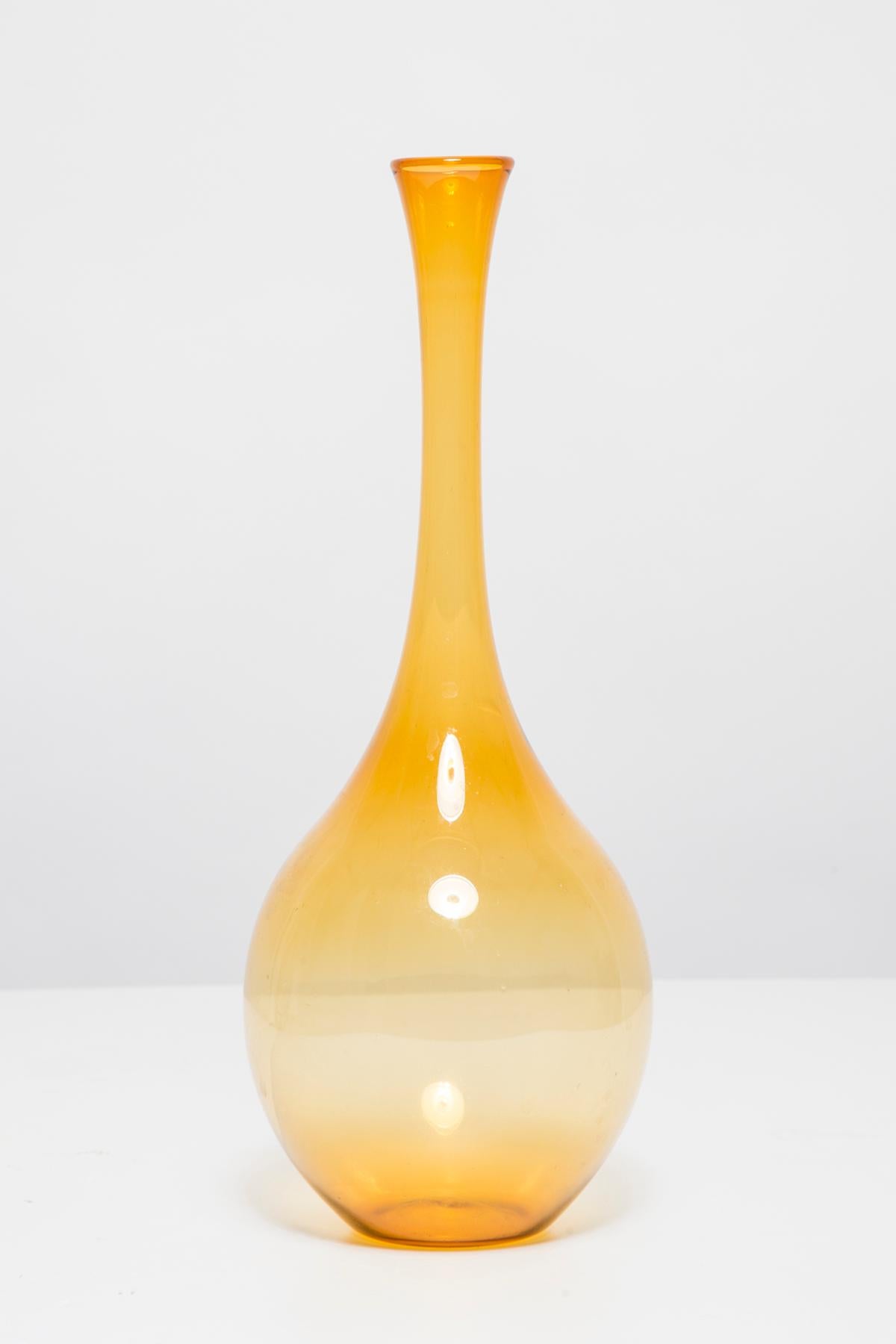 20ième siècle Vase en verre artistique jaune du milieu du siècle dernier, Europe, 1970 en vente