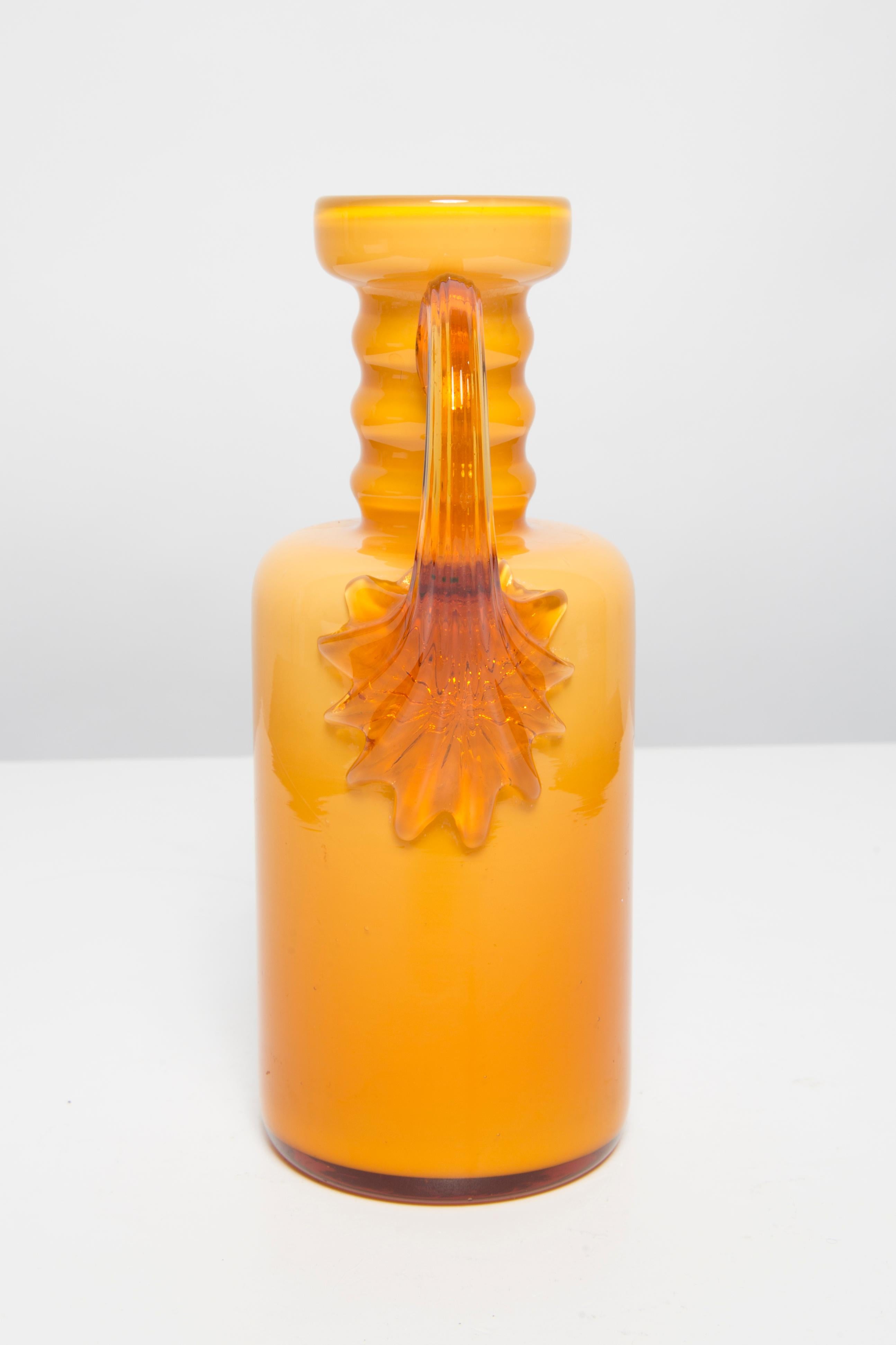 Mid-Century Modern Petit vase jaune artistique du milieu du siècle dernier, Europe, 1970 en vente