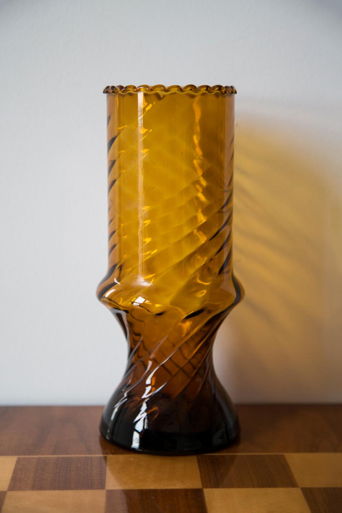 Mid-Century Modern Vase en verre artistique jaune avec une plume, Europe, 1970 en vente