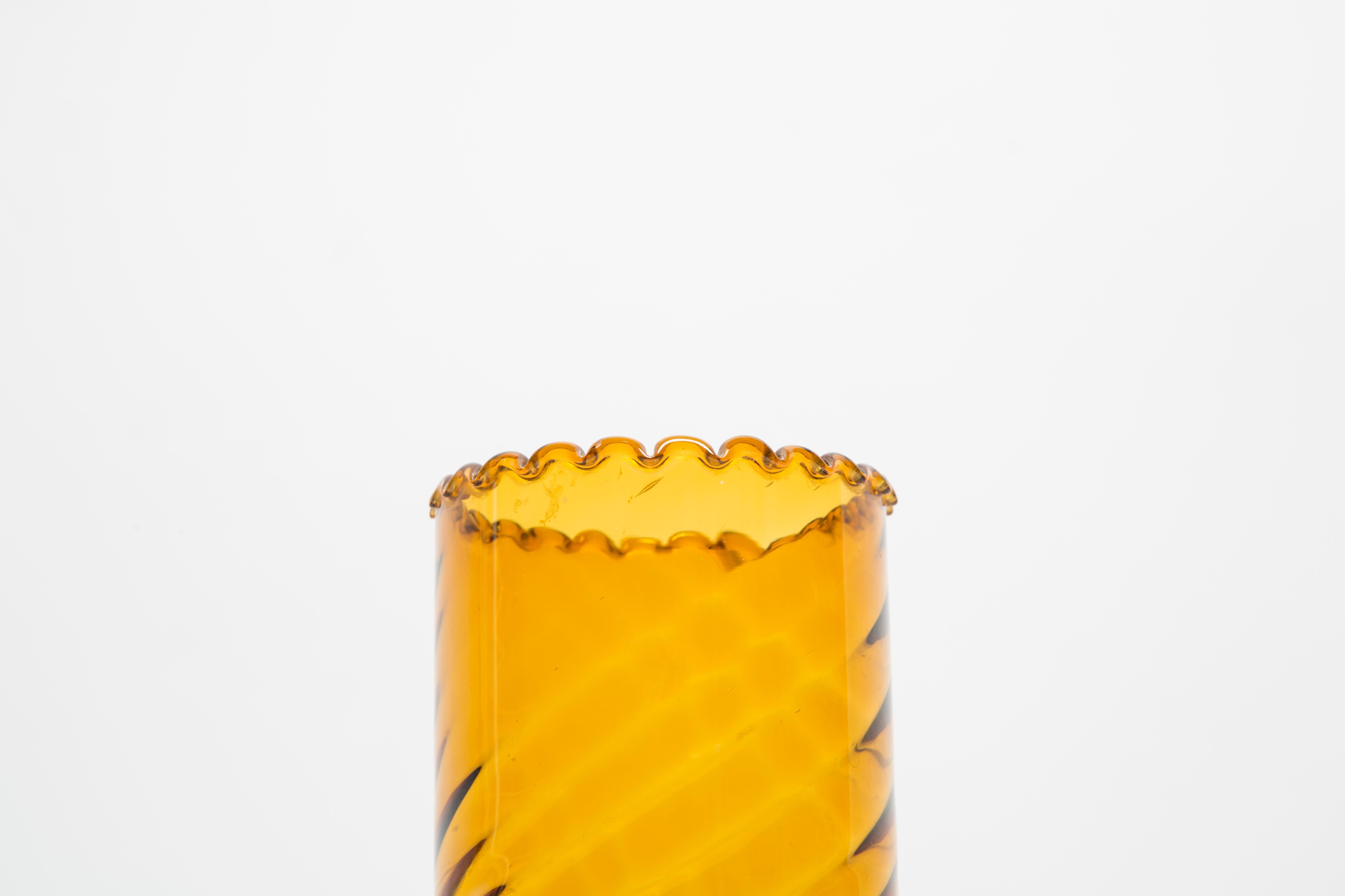 Verre Vase en verre artistique jaune avec une plume, Europe, 1970 en vente