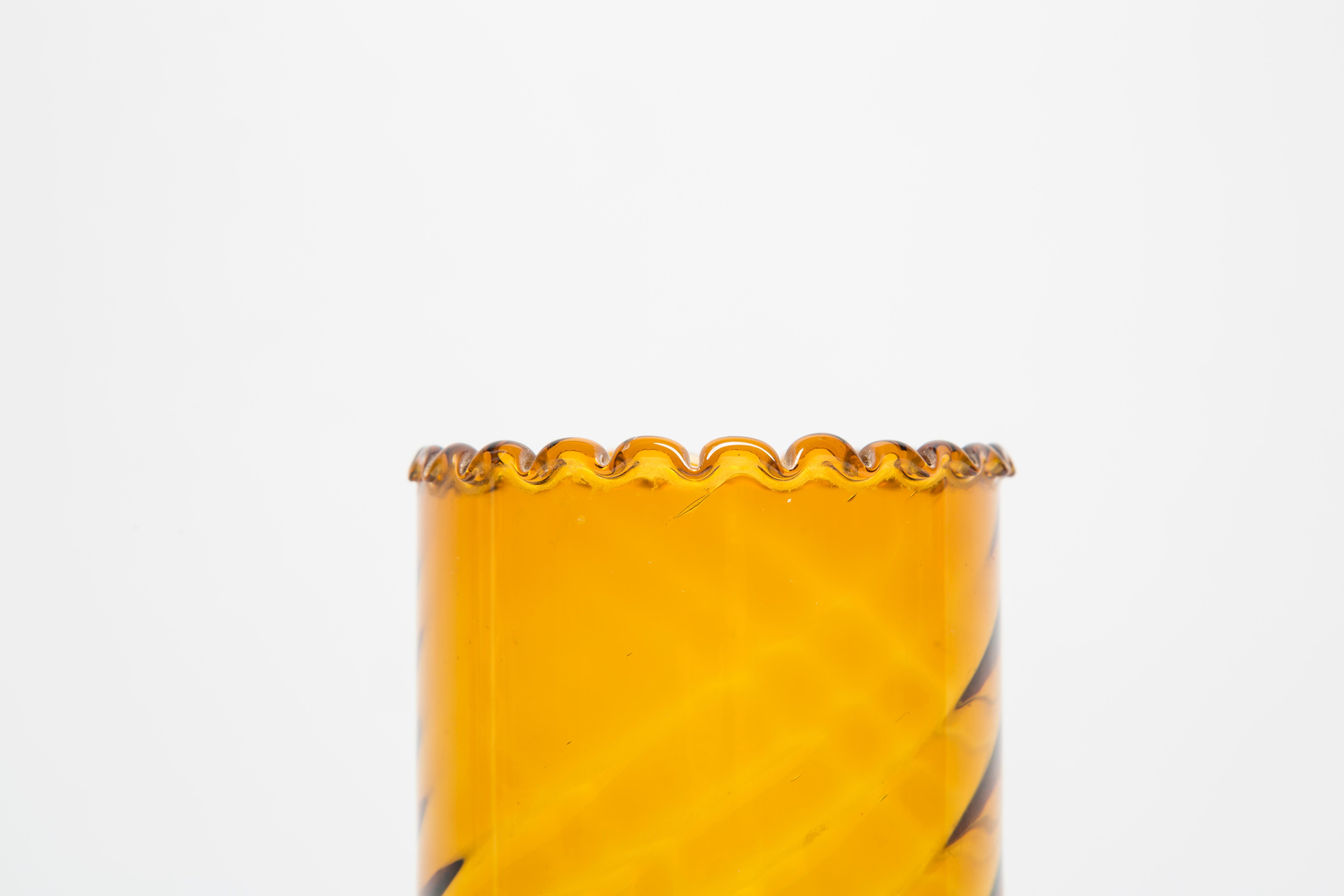 Vase en verre artistique jaune avec une plume, Europe, 1970 en vente 1
