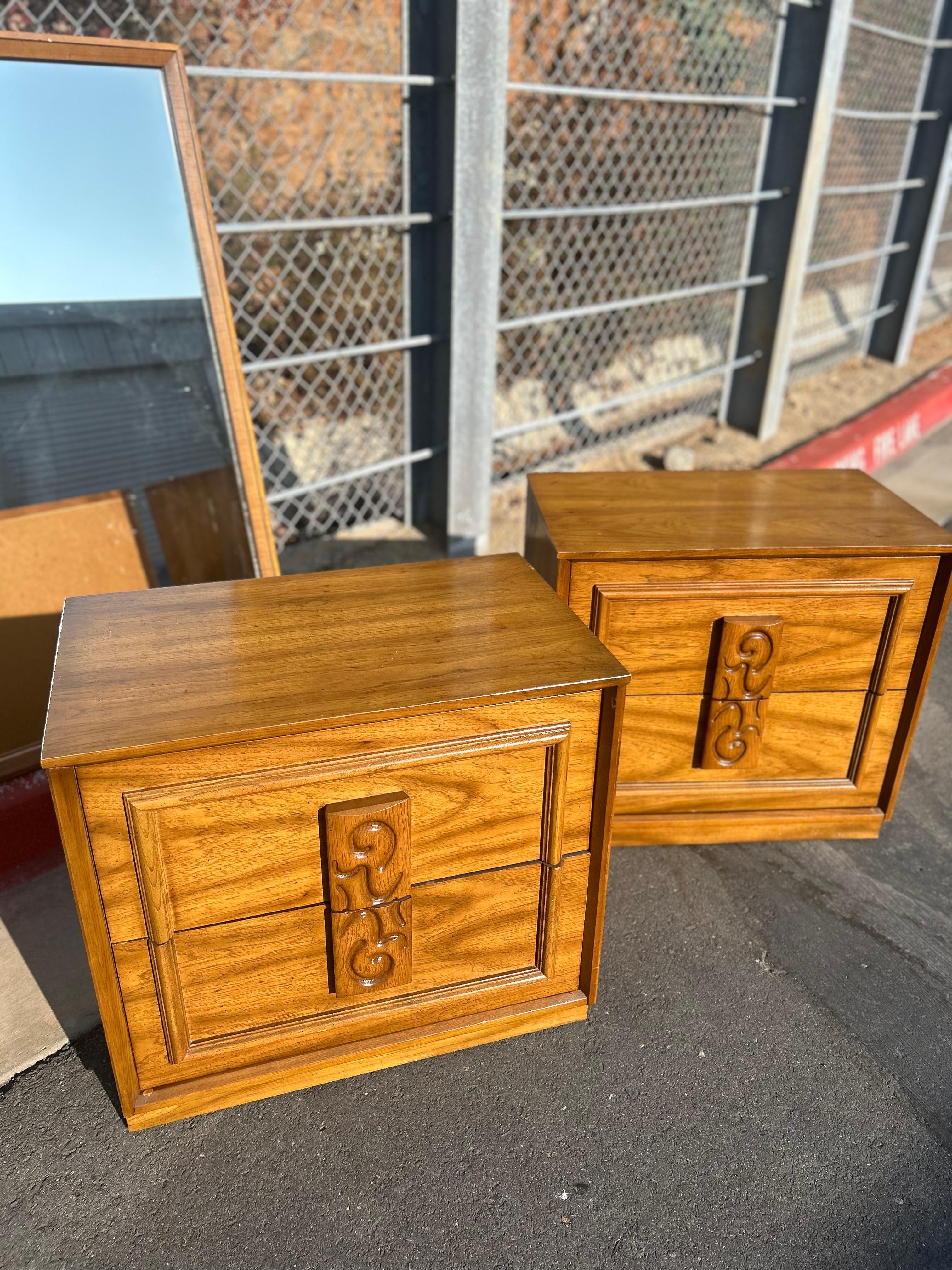 Mid Century Vintage BASSETT Bedroom Furniture Set - 5 Pieces 4