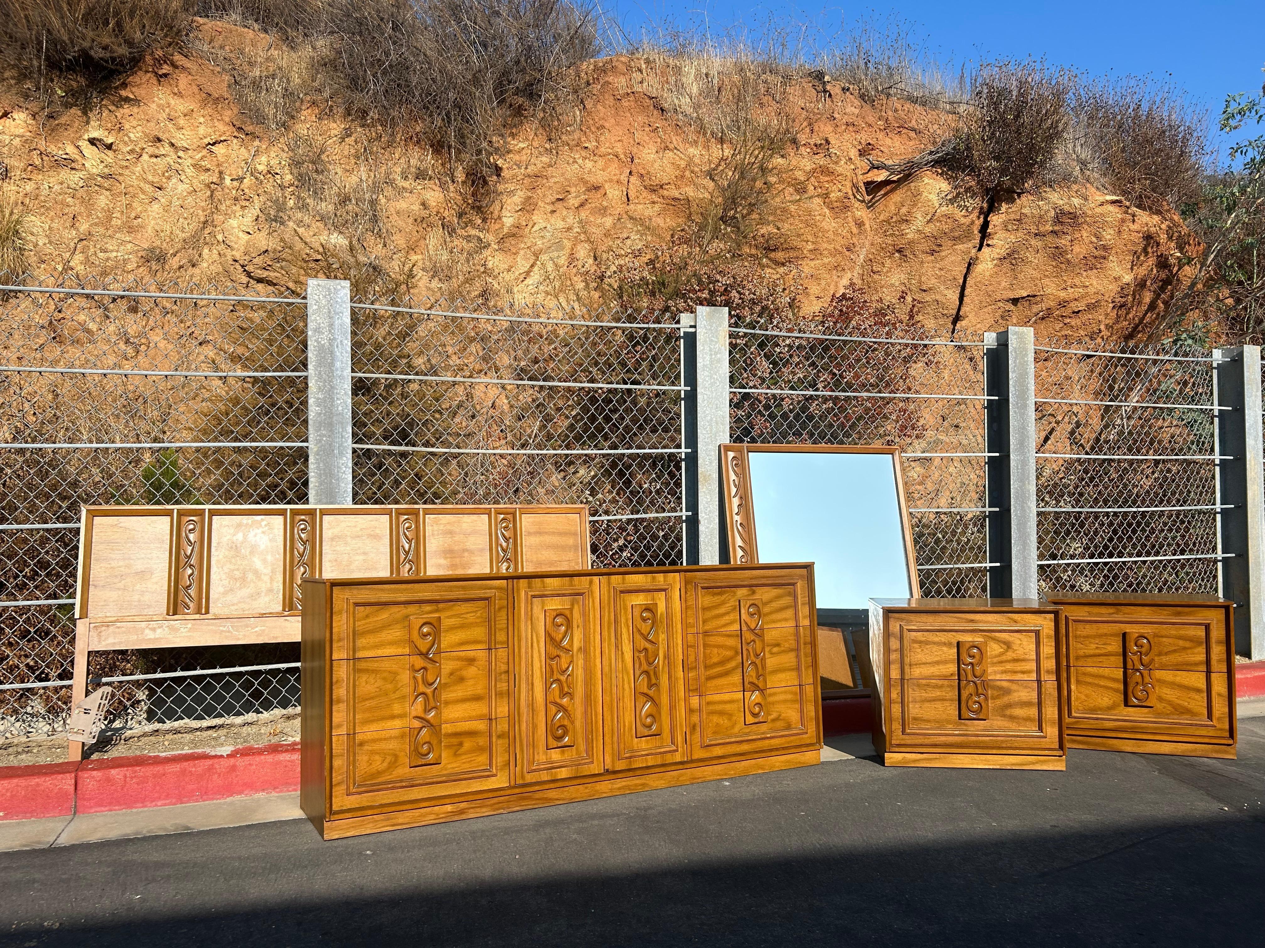 Mid Century Vintage BASSETT Bedroom Furniture Set - 5 Pieces In Good Condition In Spring Valley, CA
