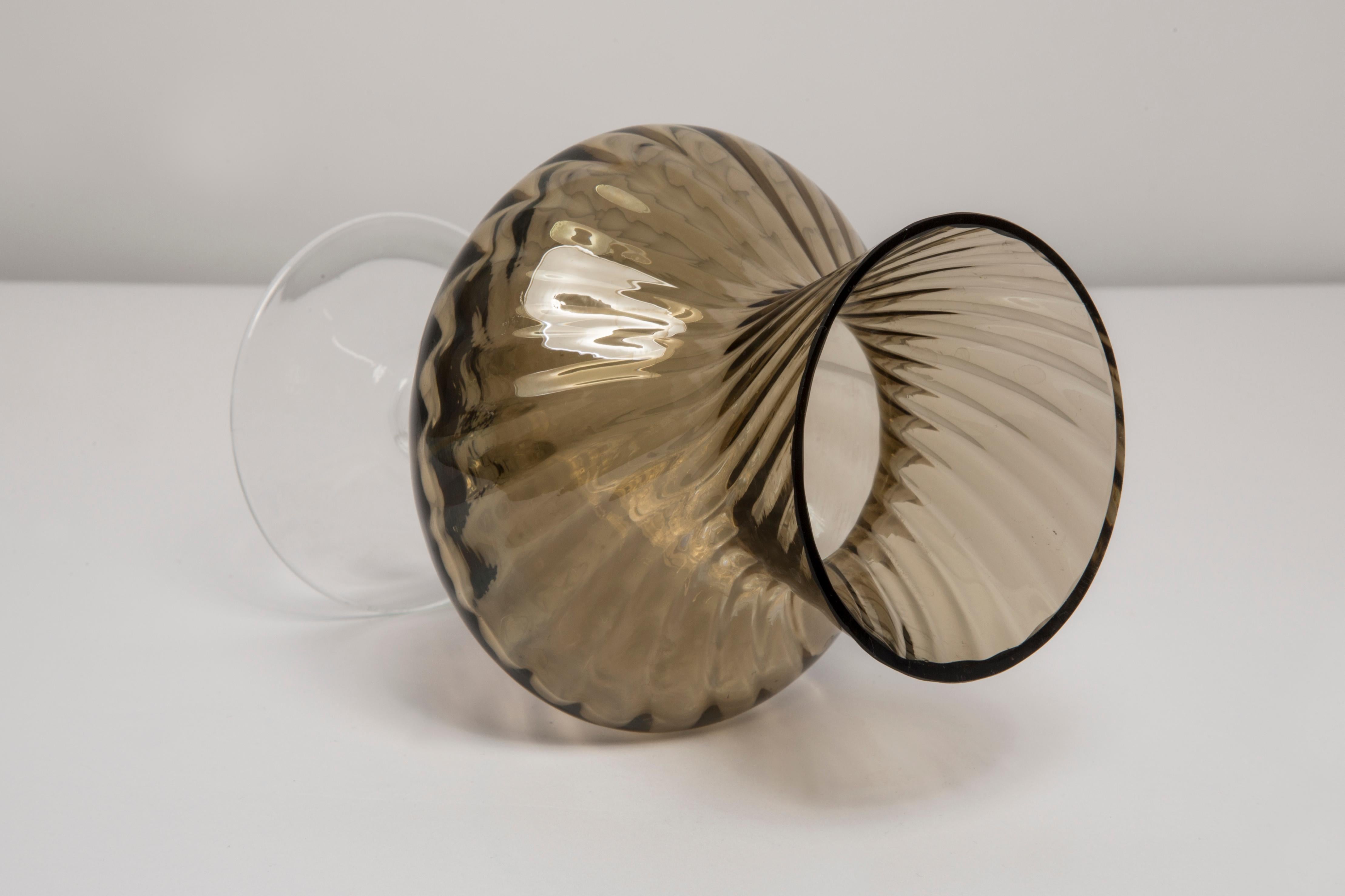Beigefarbene Mid-Century-Vase, Europa, 1960er Jahre (Glas) im Angebot