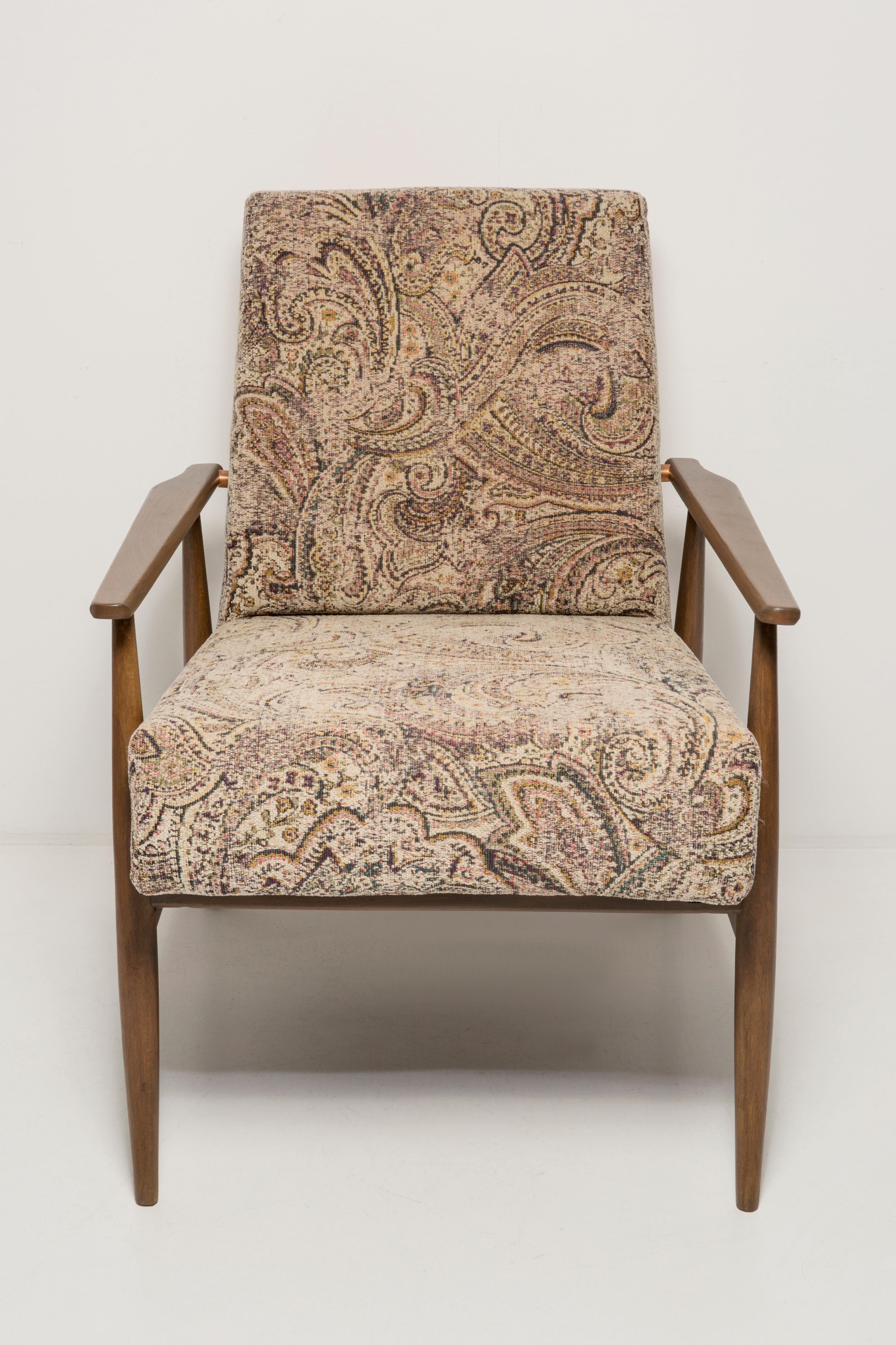 Magnifique fauteuil restauré, conçu par Henryk Lis. Meubles après rénovation complète de la menuiserie et de la tapisserie d'ameublement. Le tissu, qui recouvre un dossier et une assise, est un jacquard italien Green Leaves de haute qualité. Le