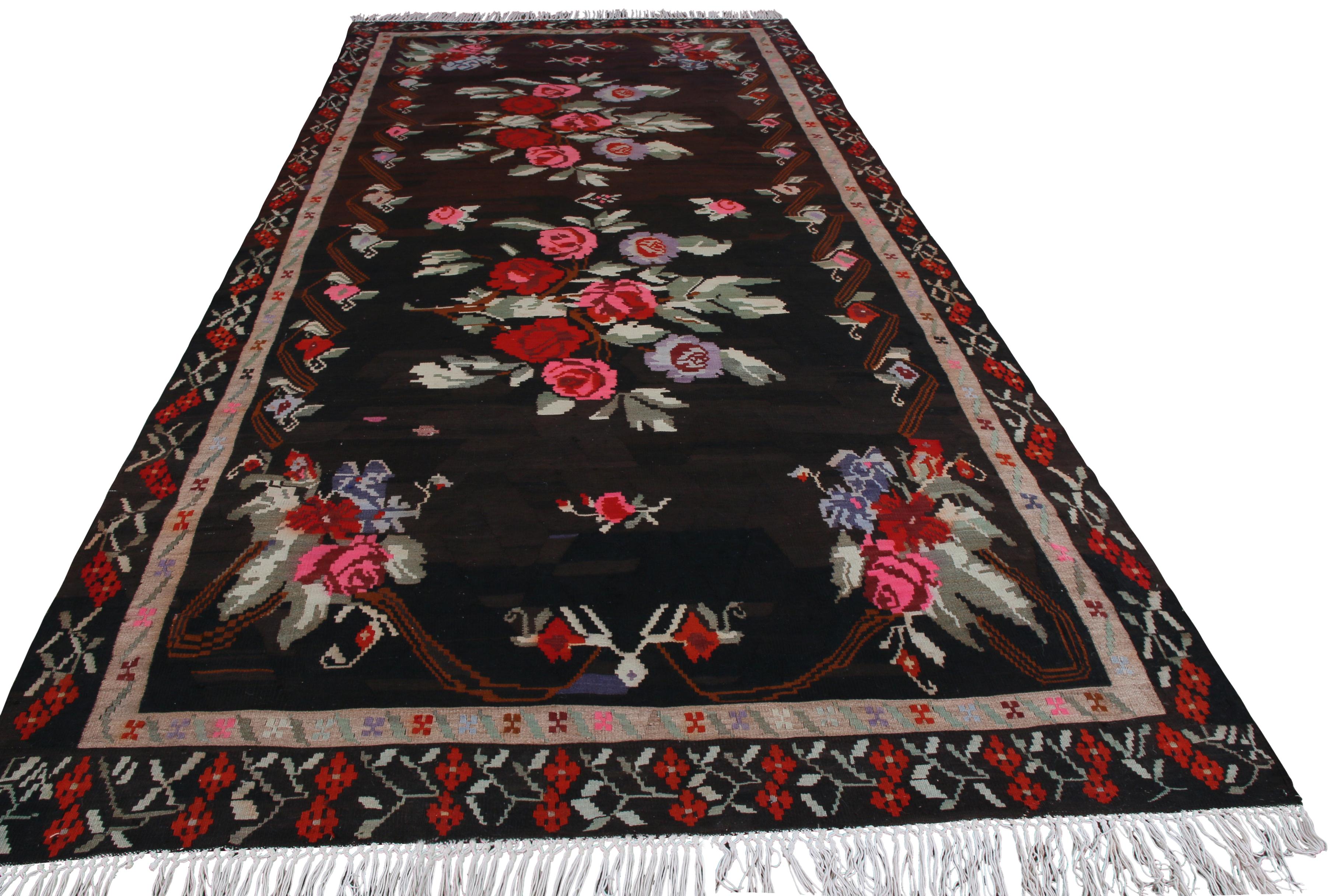 Dieser türkische Flachgewebeteppich aus der Mitte des Jahrhunderts stammt aus der Türkei und weist die für diesen Stil typischen floralen Details auf. Der bessarabische Stil, der seinen Ursprung in Rumänien hat, wurde in der Türkei in Kelim-Teppiche