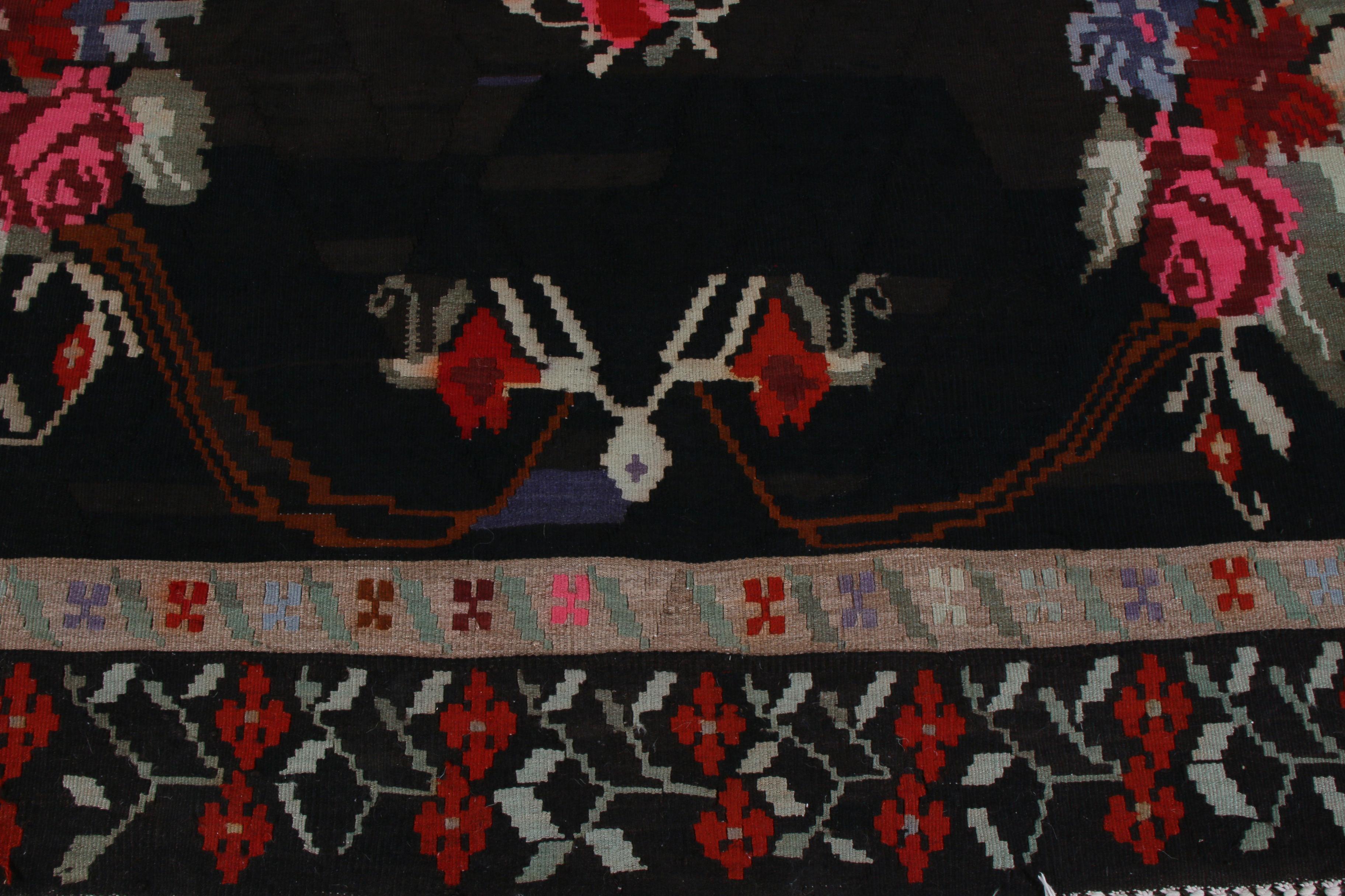 Türkischer Flachgewebe-Kelimteppich von Teppich & Kelim, Mitte des Jahrhunderts, schwarz-rot, geblümt (Wolle) im Angebot